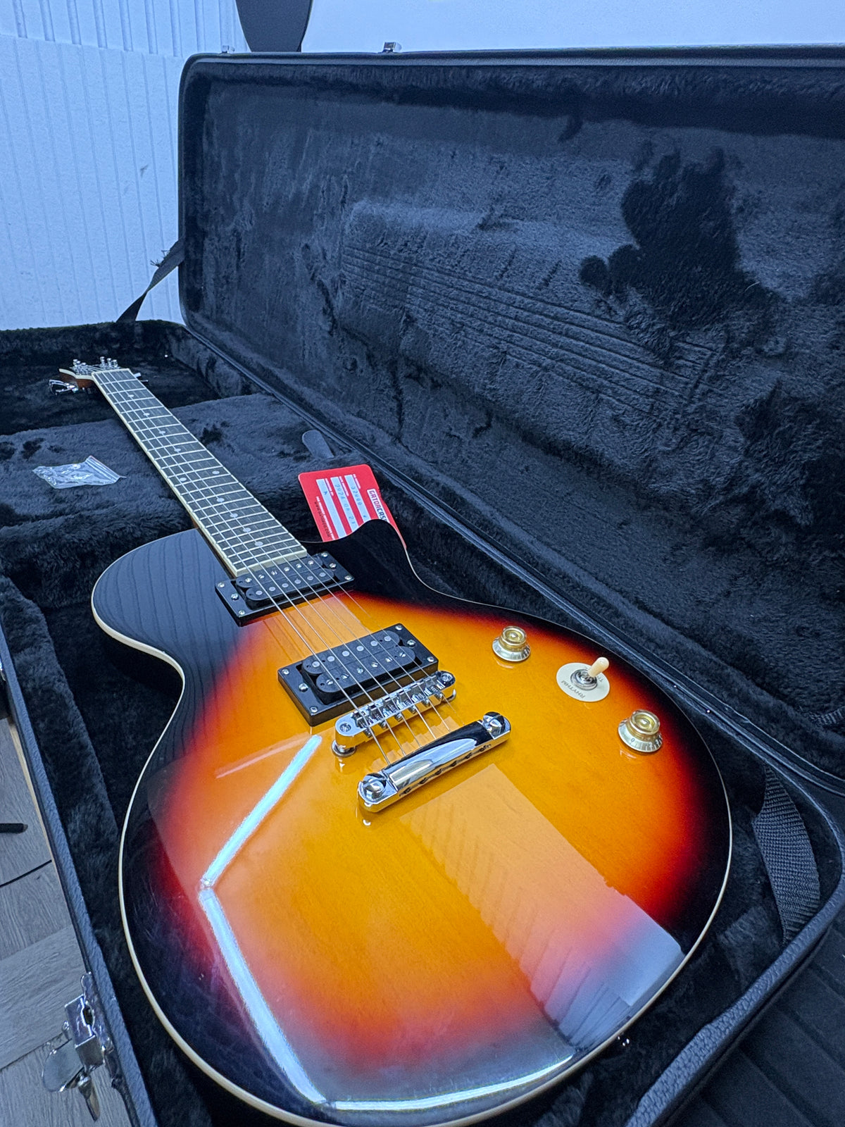 Donner DLP-124S E-Gitarre Sunburst inkl. Gator Hartschalenkoffer