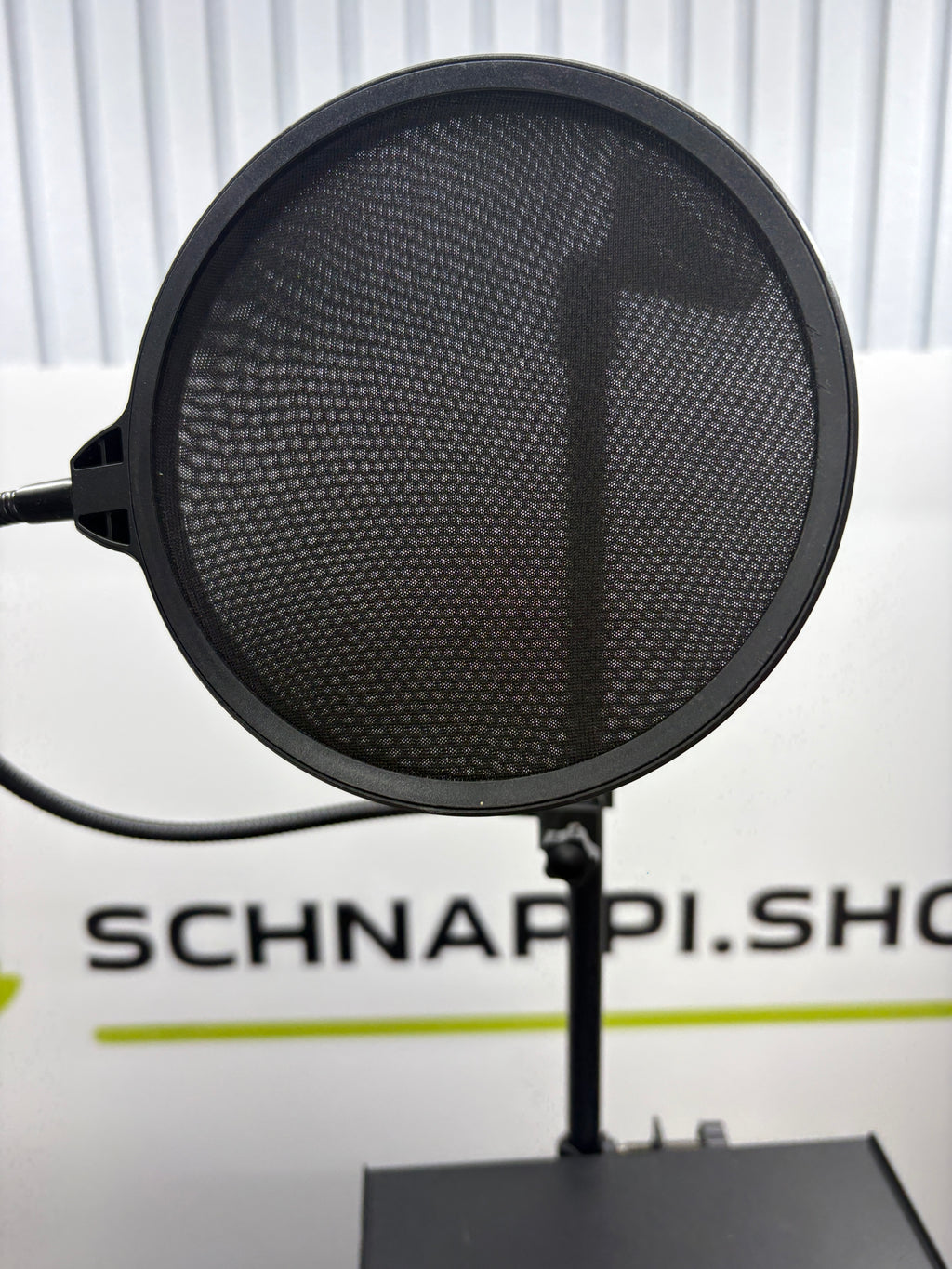 Mikrofonständer mit Popfilter und Ablager