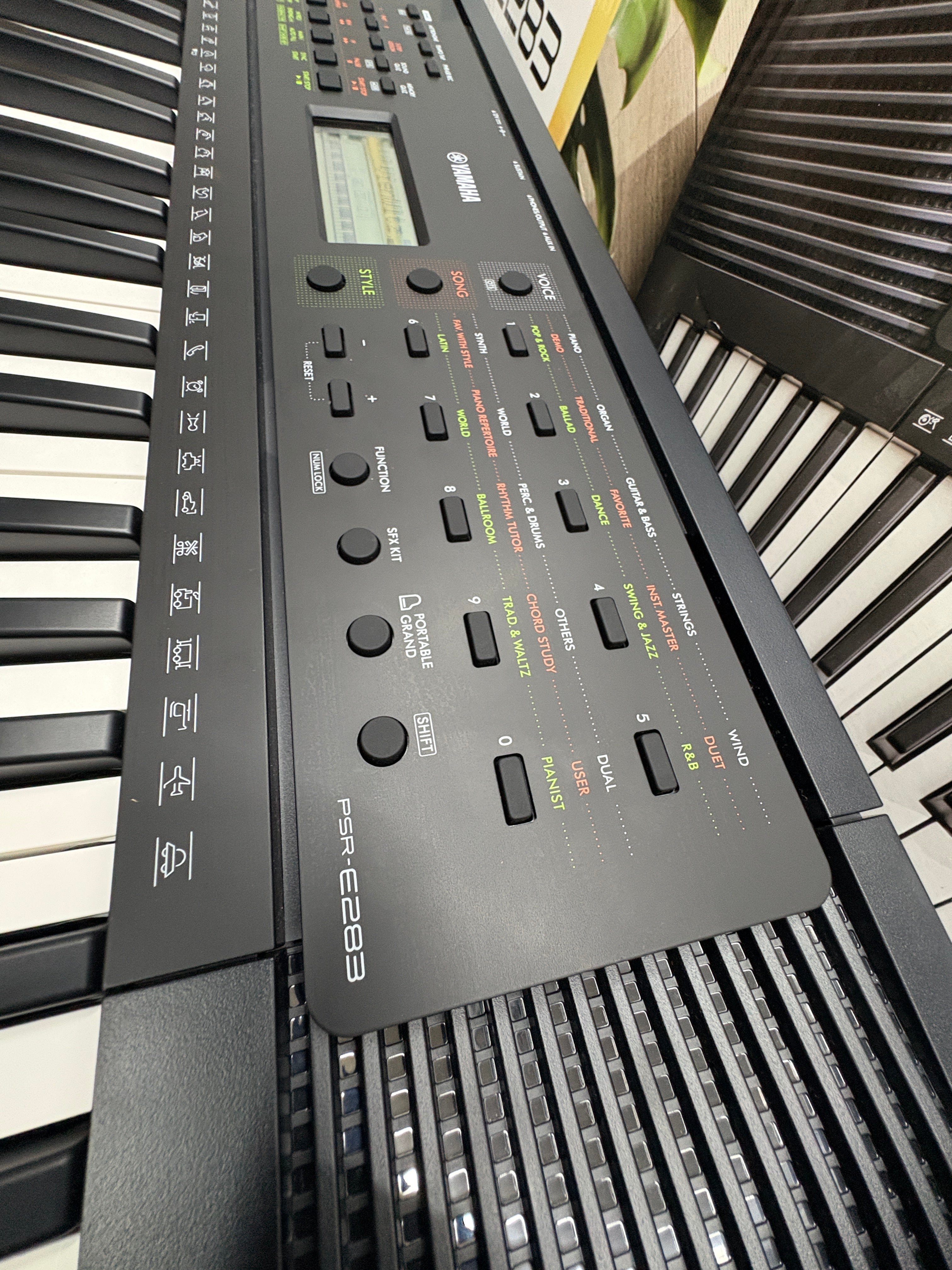 Yamaha PSR-E283 Tragbares Keyboard