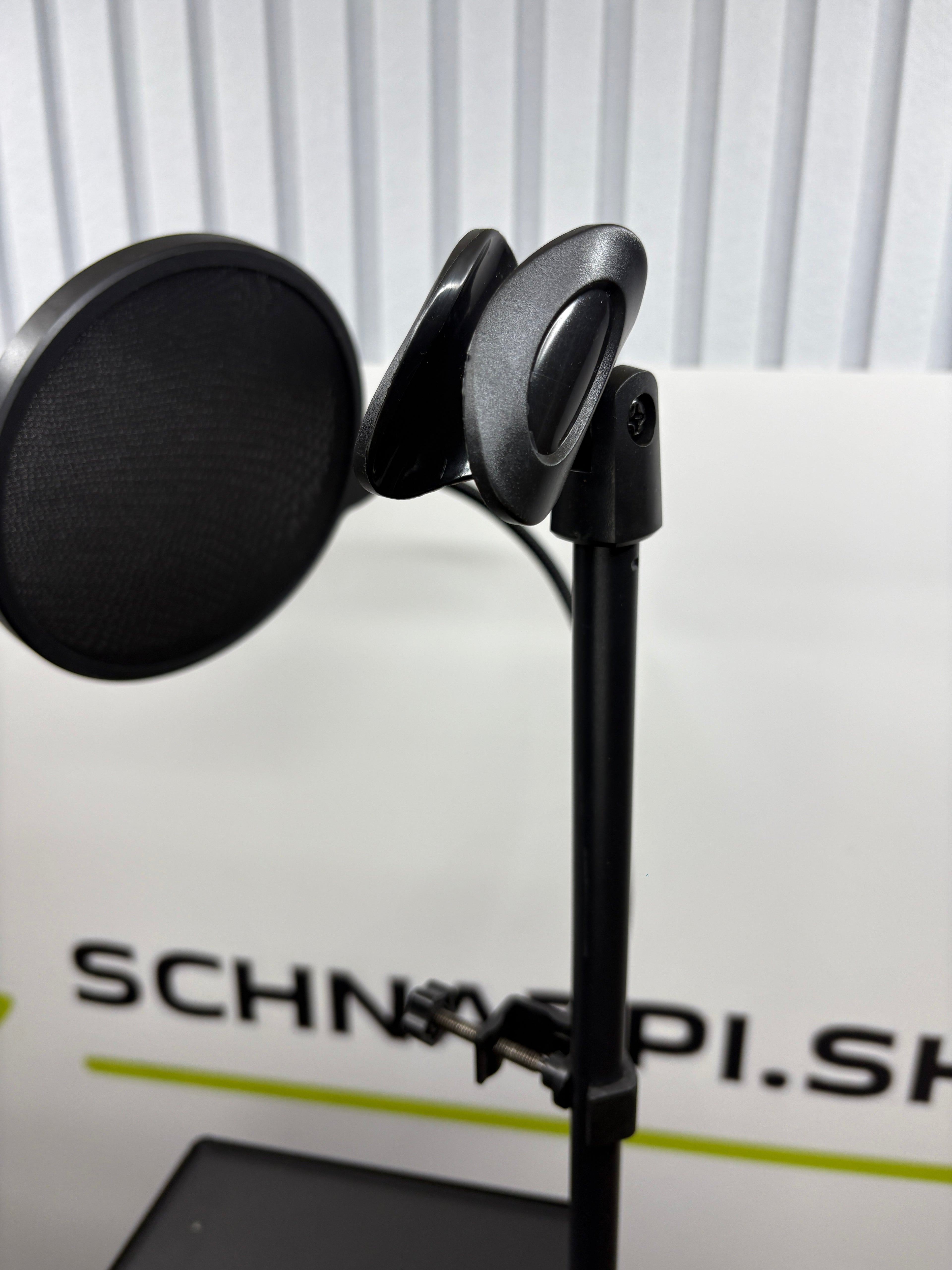 Mikrofonständer mit Popfilter und Ablager