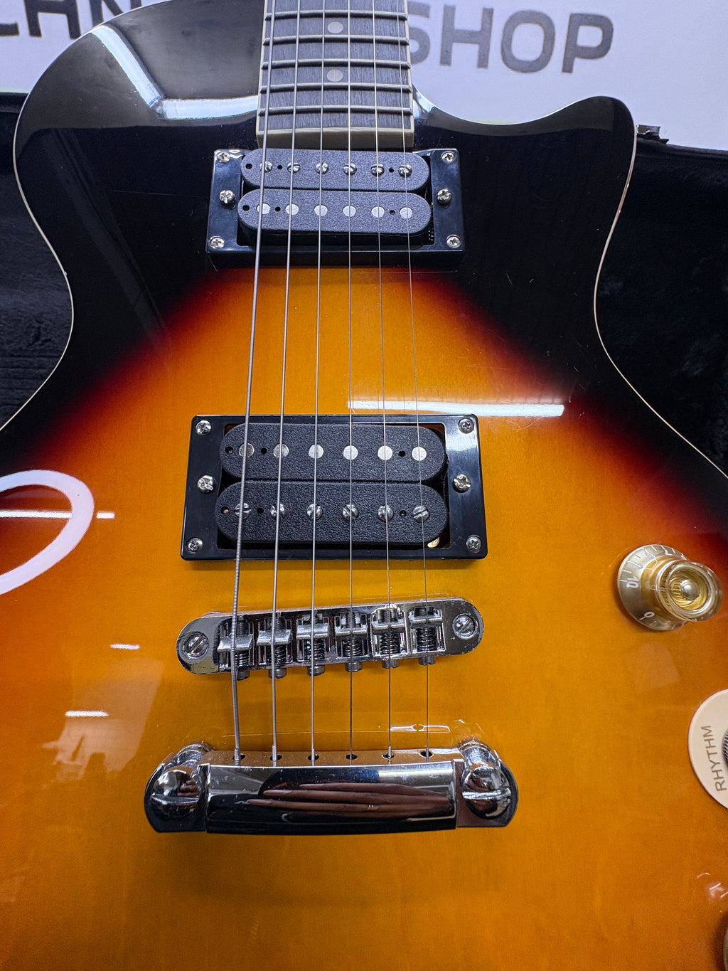 Donner DLP-124S E-Gitarre Sunburst inkl. Gator Hartschalenkoffer