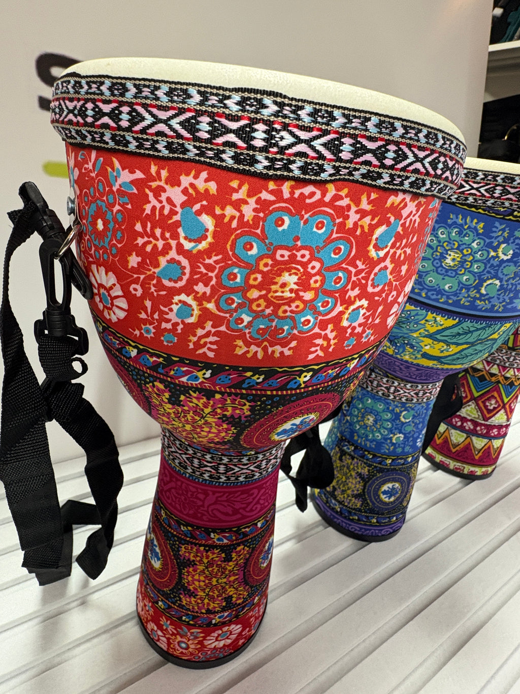 Farbfrohe Djembe Trommel mit Tragegurt
