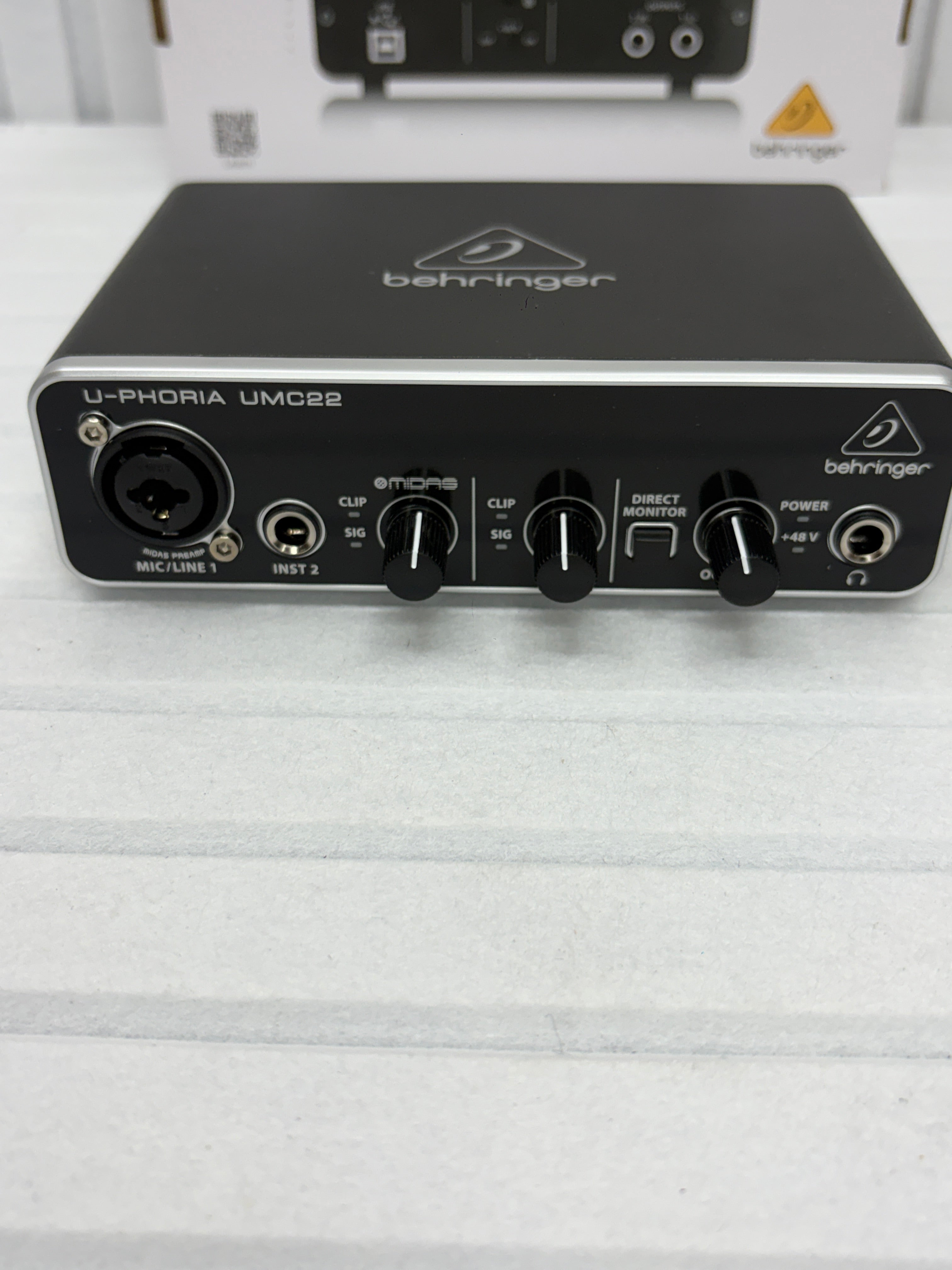 Behringer U-Phoria UMC22 USB Audio Interface – MIDAS Preamp