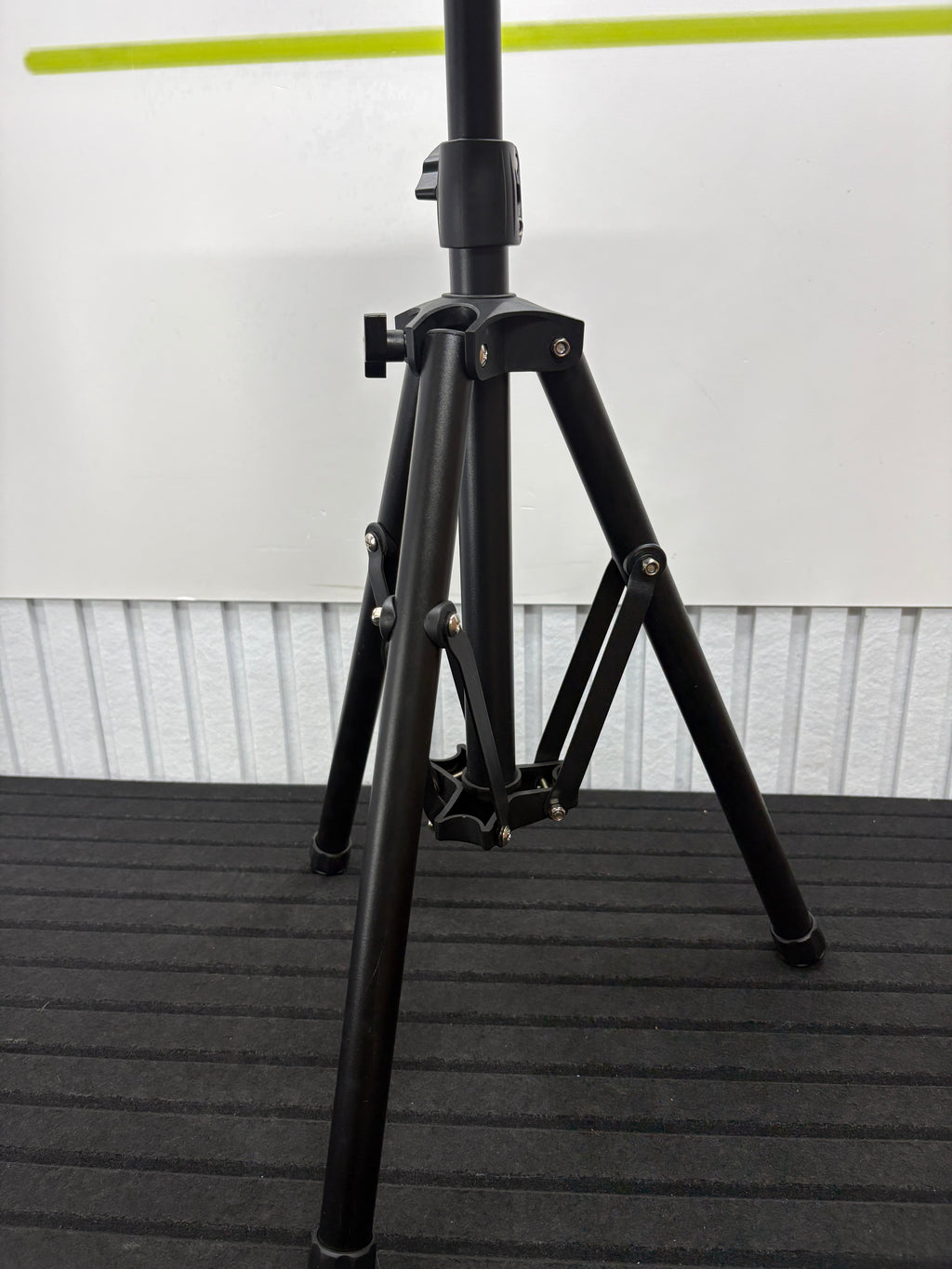 Mikrofonständer mit Popfilter und Ablager