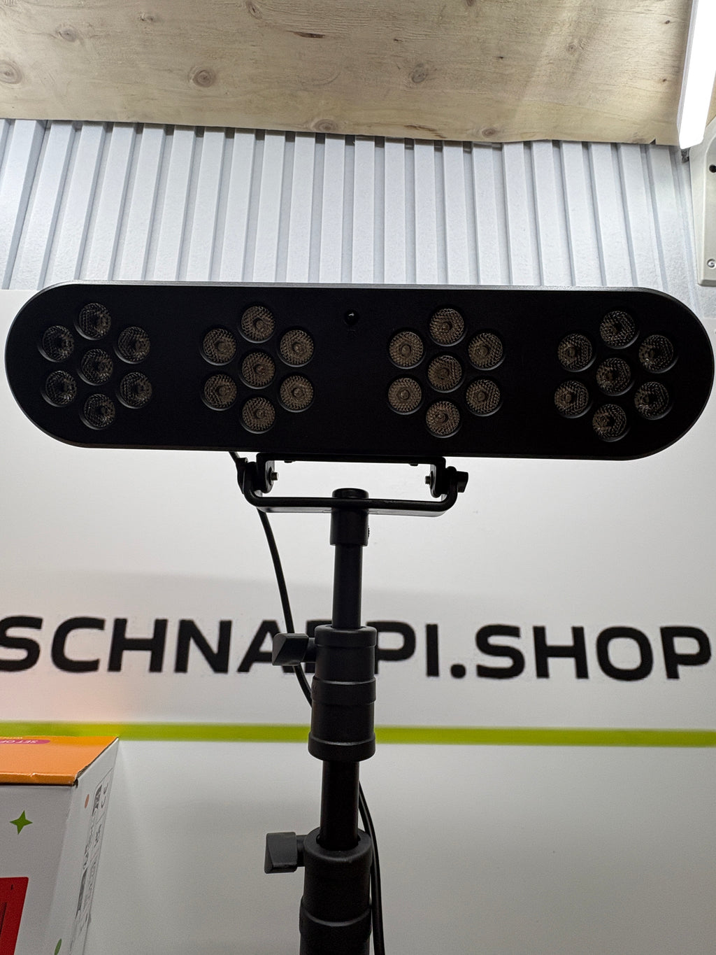 FUNLED - Lichtshow mit 4 Effekten auf Teleskopstativ