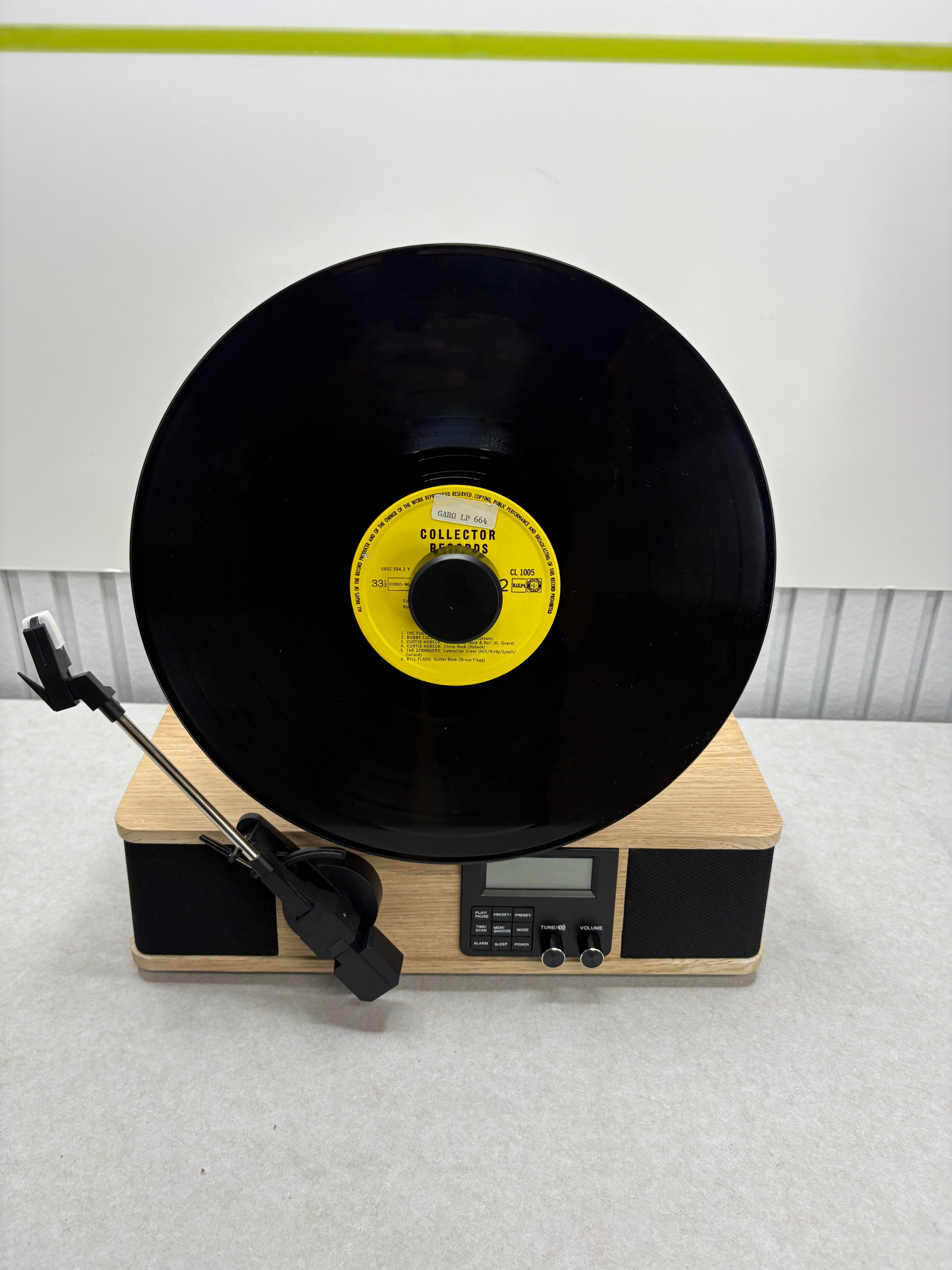 Fuse Vertikaler Plattenspieler Vinyl-Player BT, FM