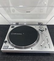 Audio-Technica LP120XUSBSV Direktangetriebener Plattenspieler (Analog und USB) Silber