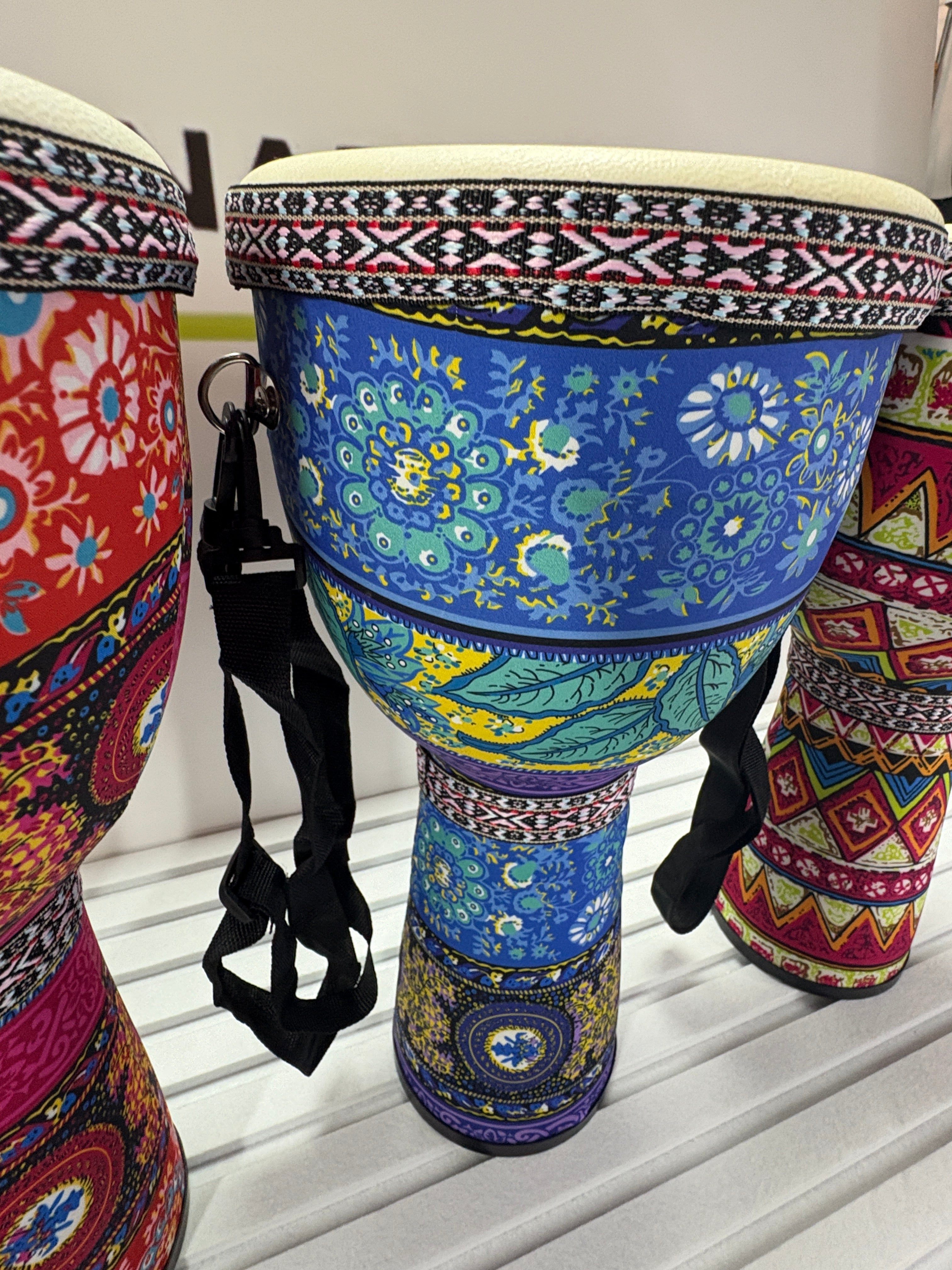 Farbfrohe Djembe Trommel mit Tragegurt