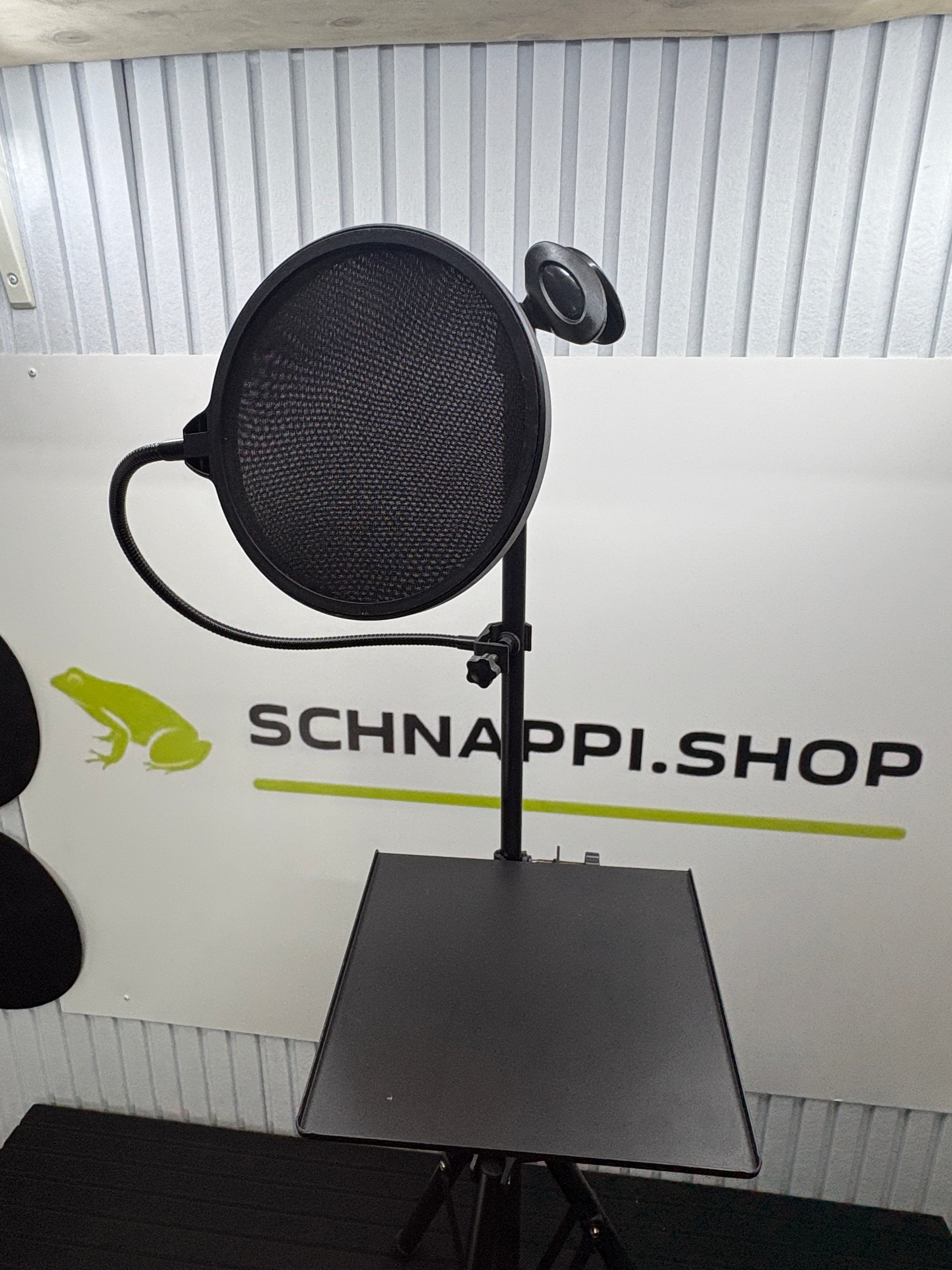 Mikrofonständer mit Popfilter und Ablager