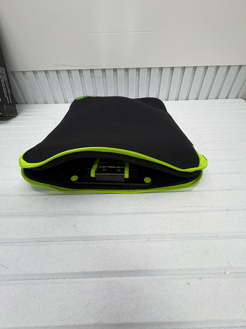Gravity LTS 01 B SET 1 Laptop Ständer inkl. Neopren-Tasche