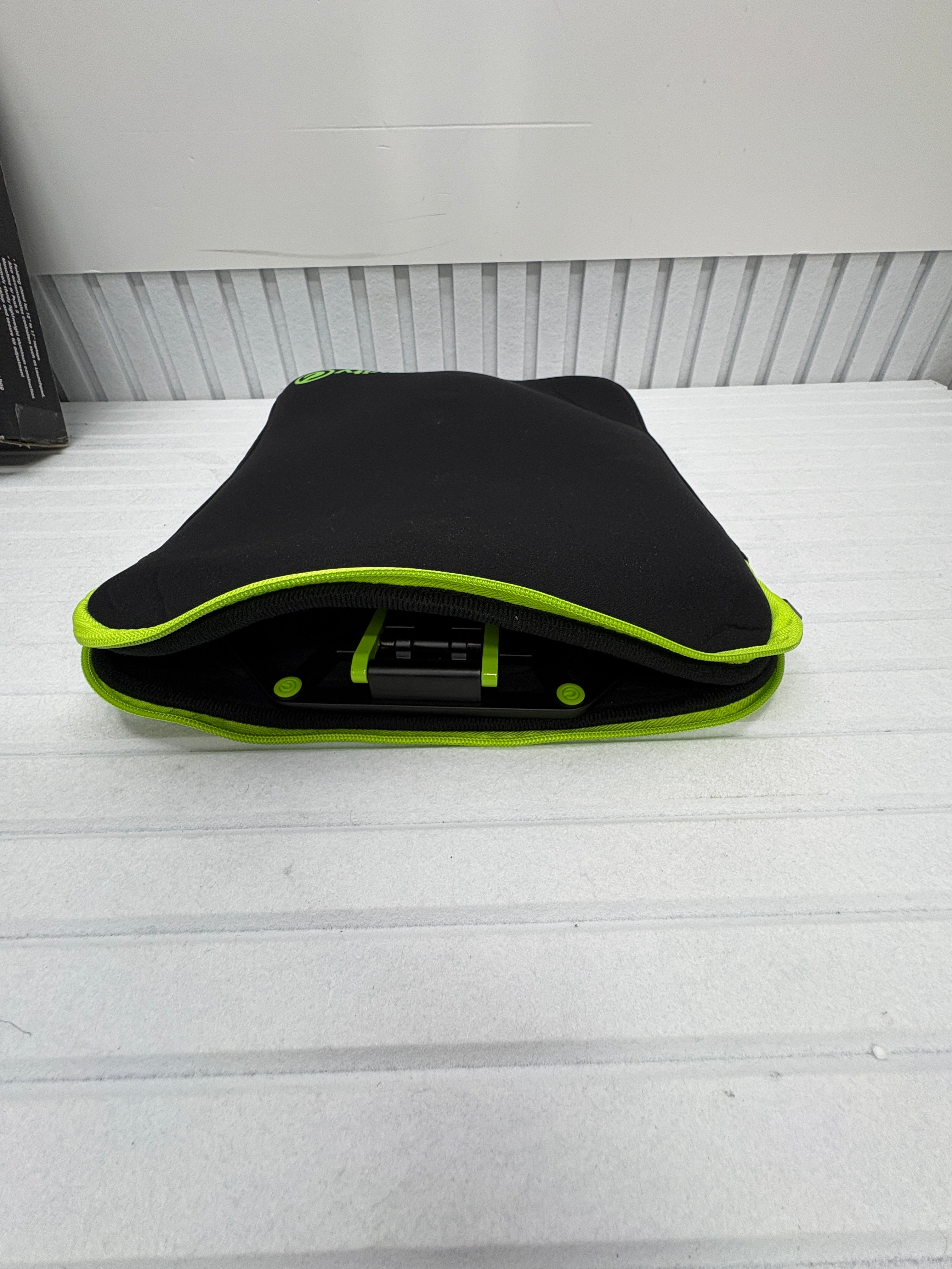 Gravity LTS 01 B SET 1 Laptop Ständer inkl. Neopren-Tasche