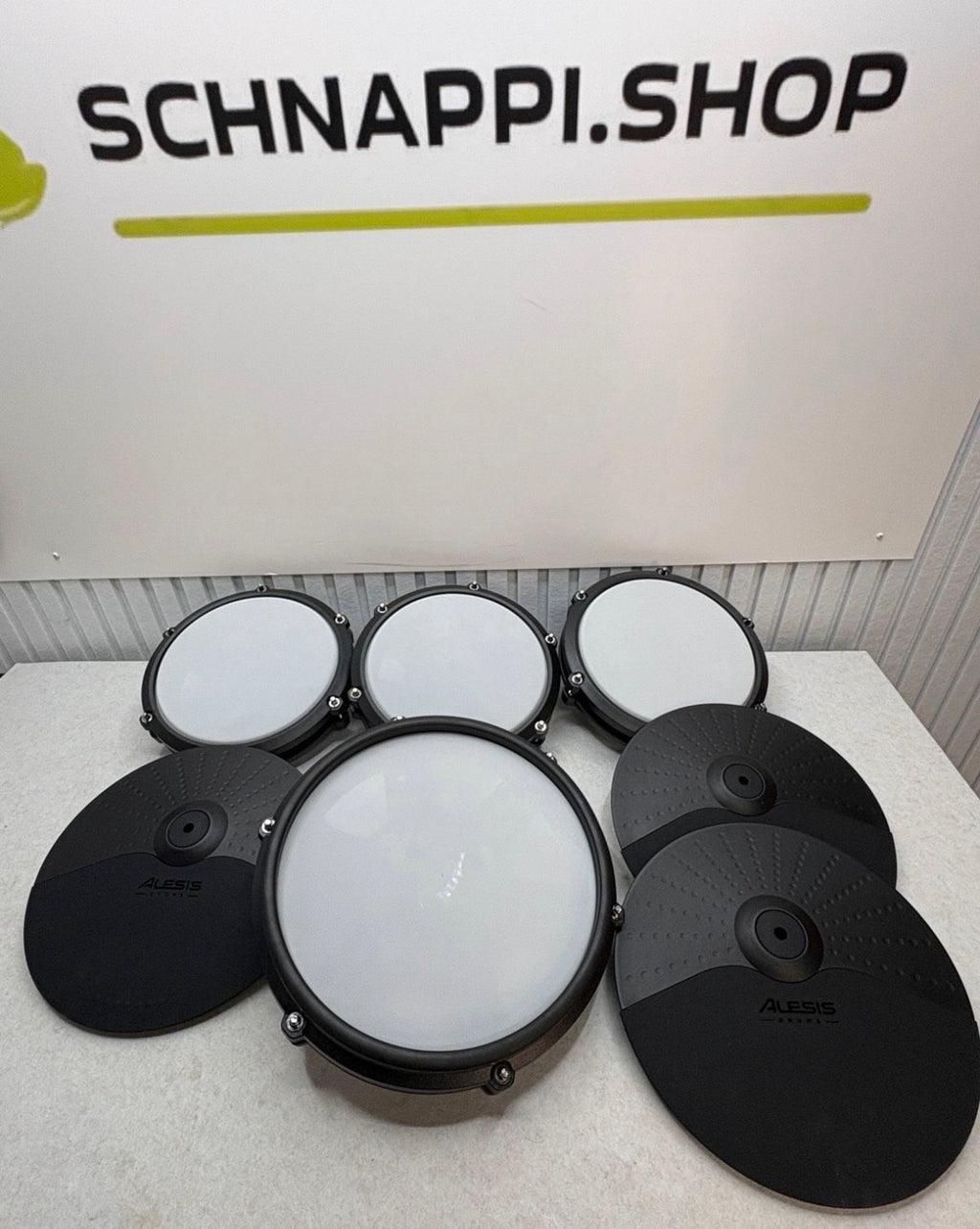 Alesis Nitro Max Kit Elektronische Schlagzeug mit Quiet Mesh Pads, 10" Dual Zone Snare, Bluetooth