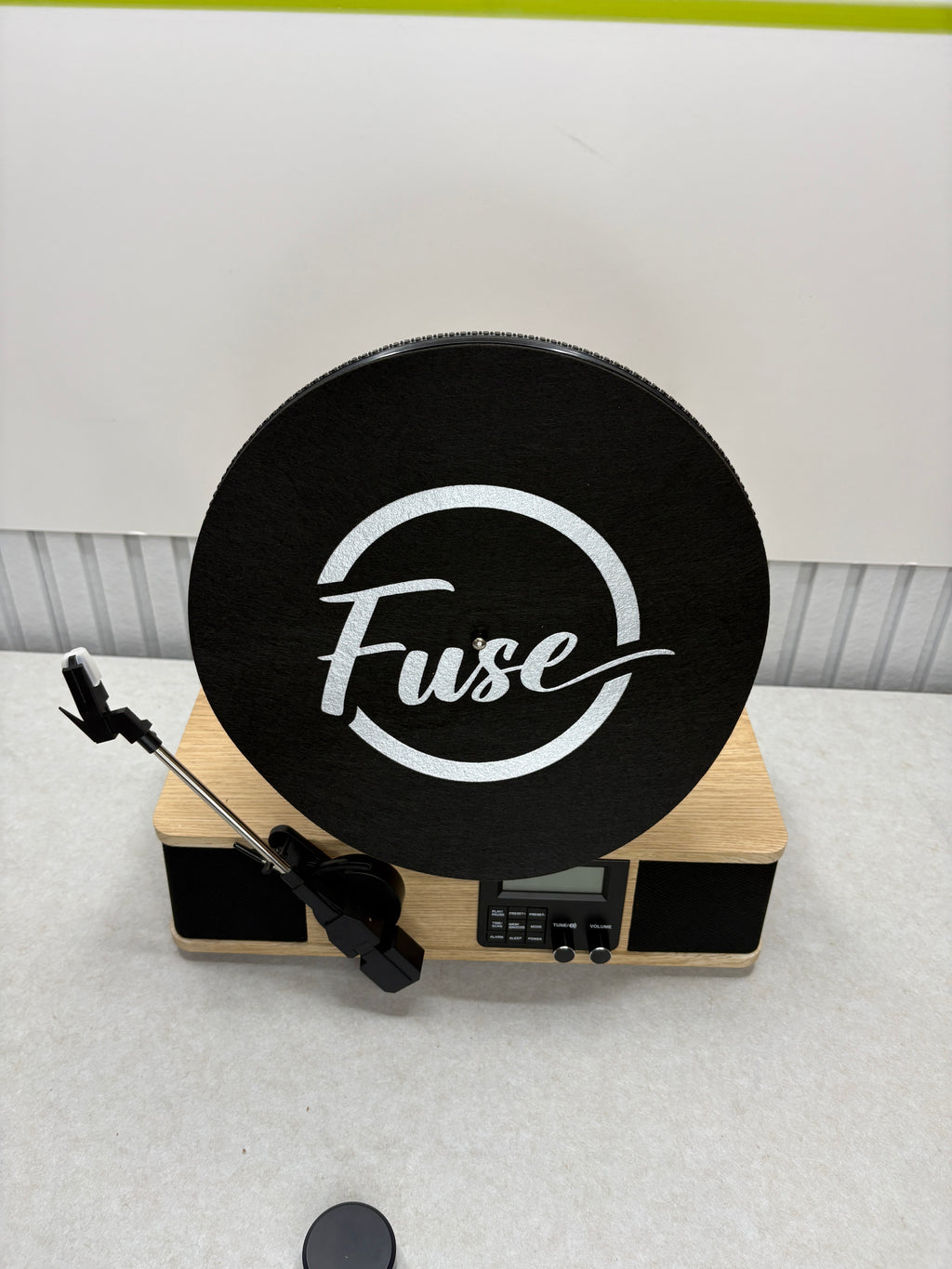 Fuse Vertikaler Plattenspieler Vinyl-Player BT, FM