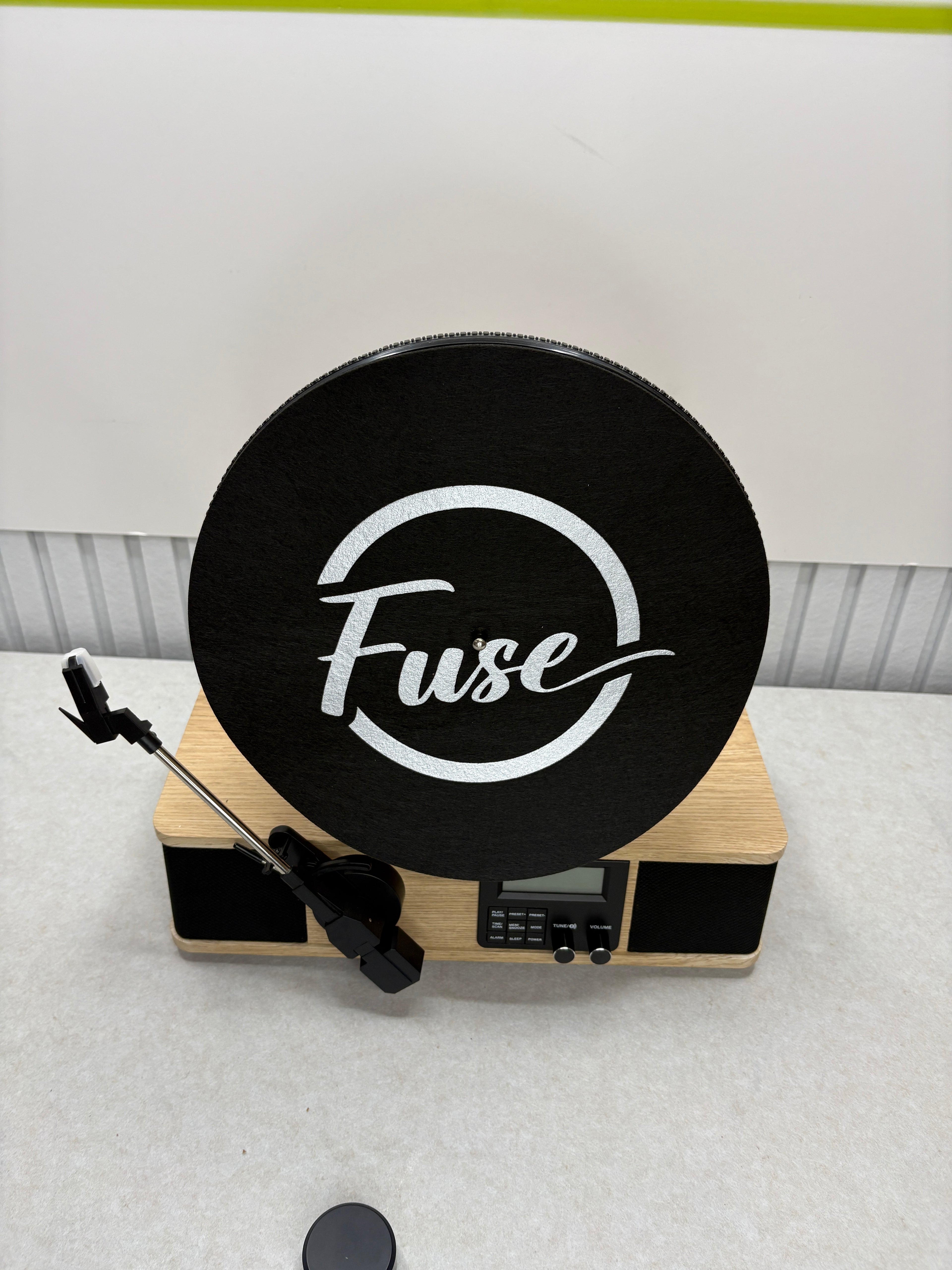Fuse Vertikaler Plattenspieler Vinyl-Player BT, FM