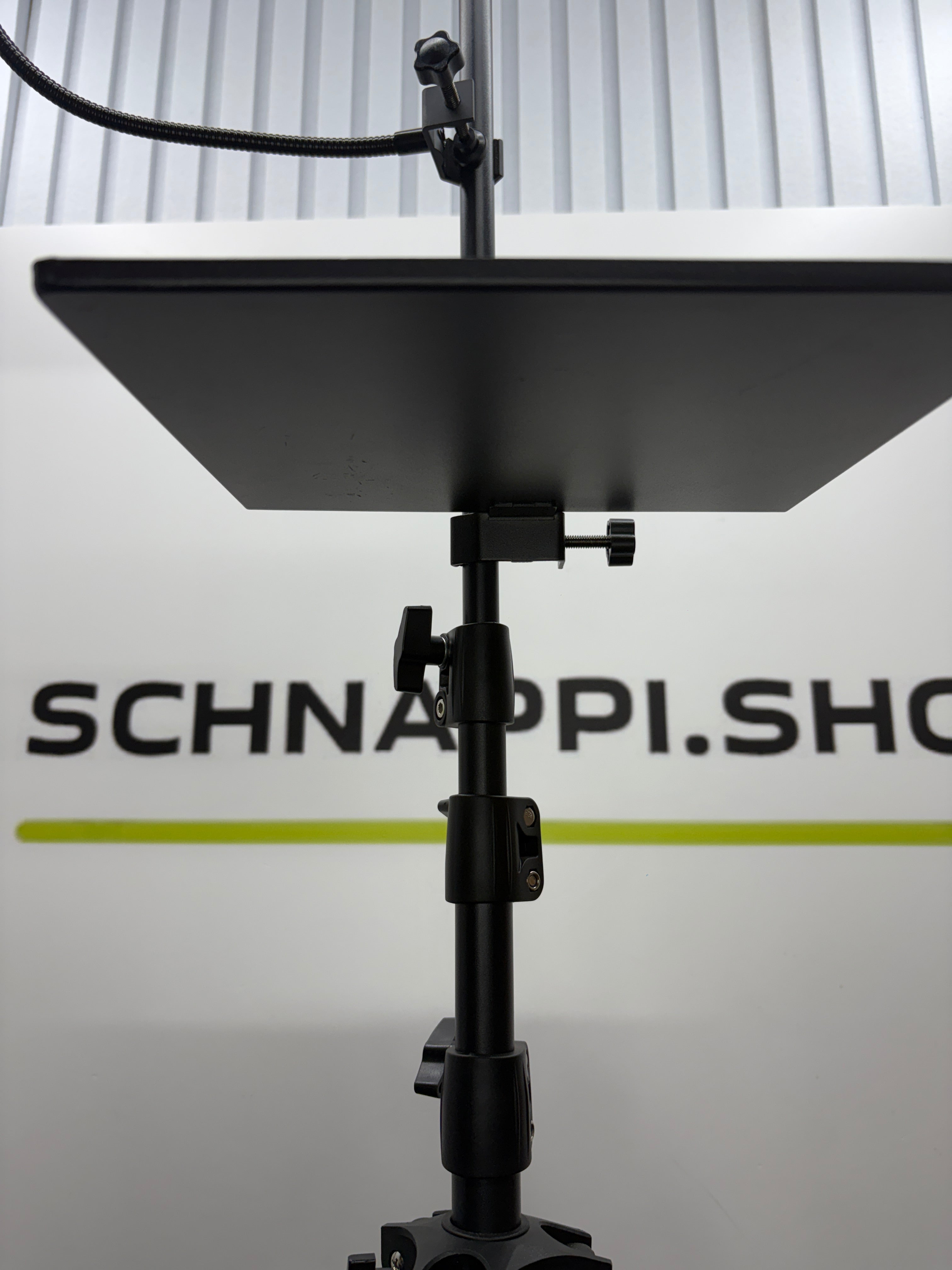 Mikrofonständer mit Popfilter und Ablager