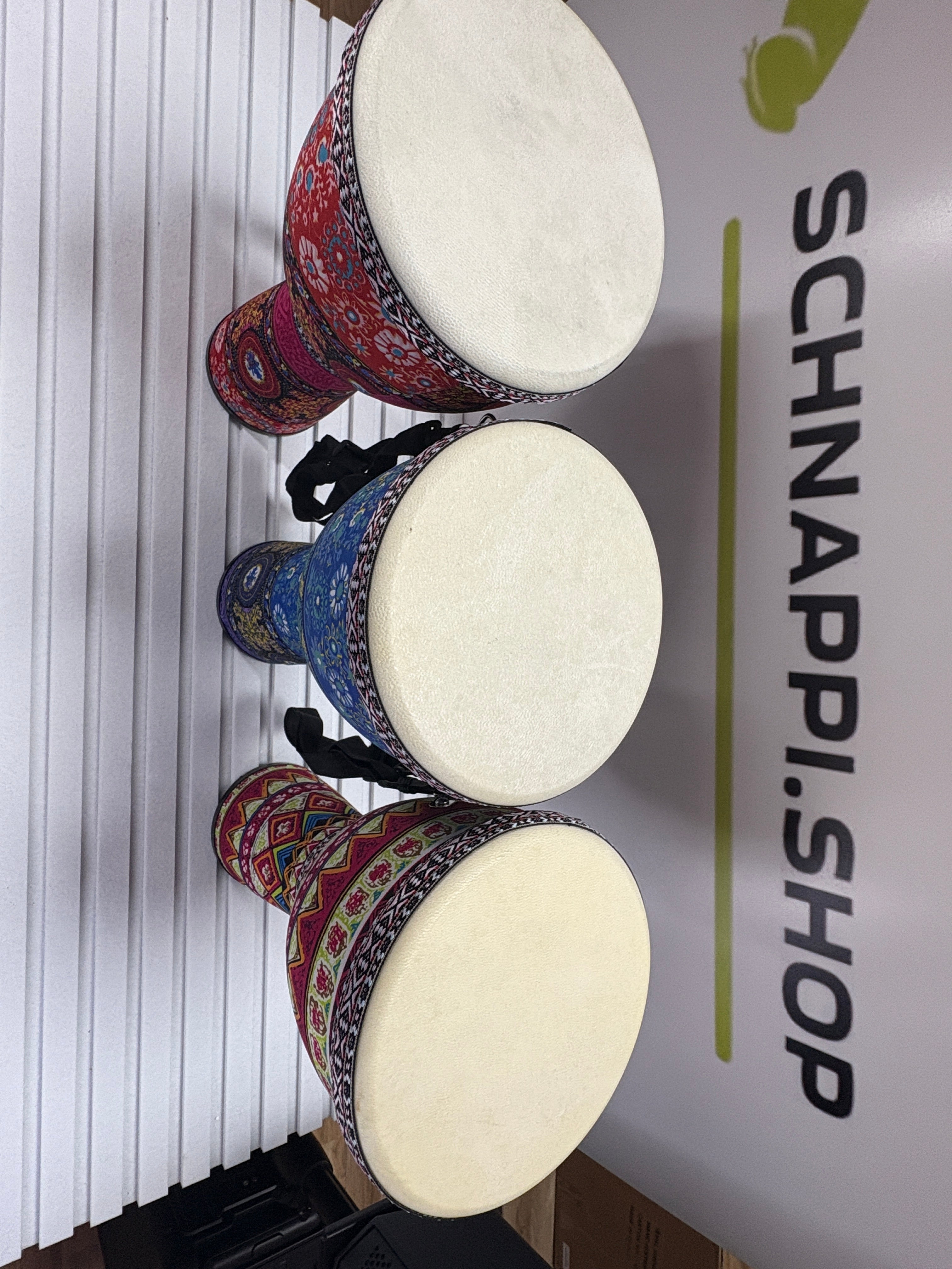 Farbfrohe Djembe Trommel mit Tragegurt