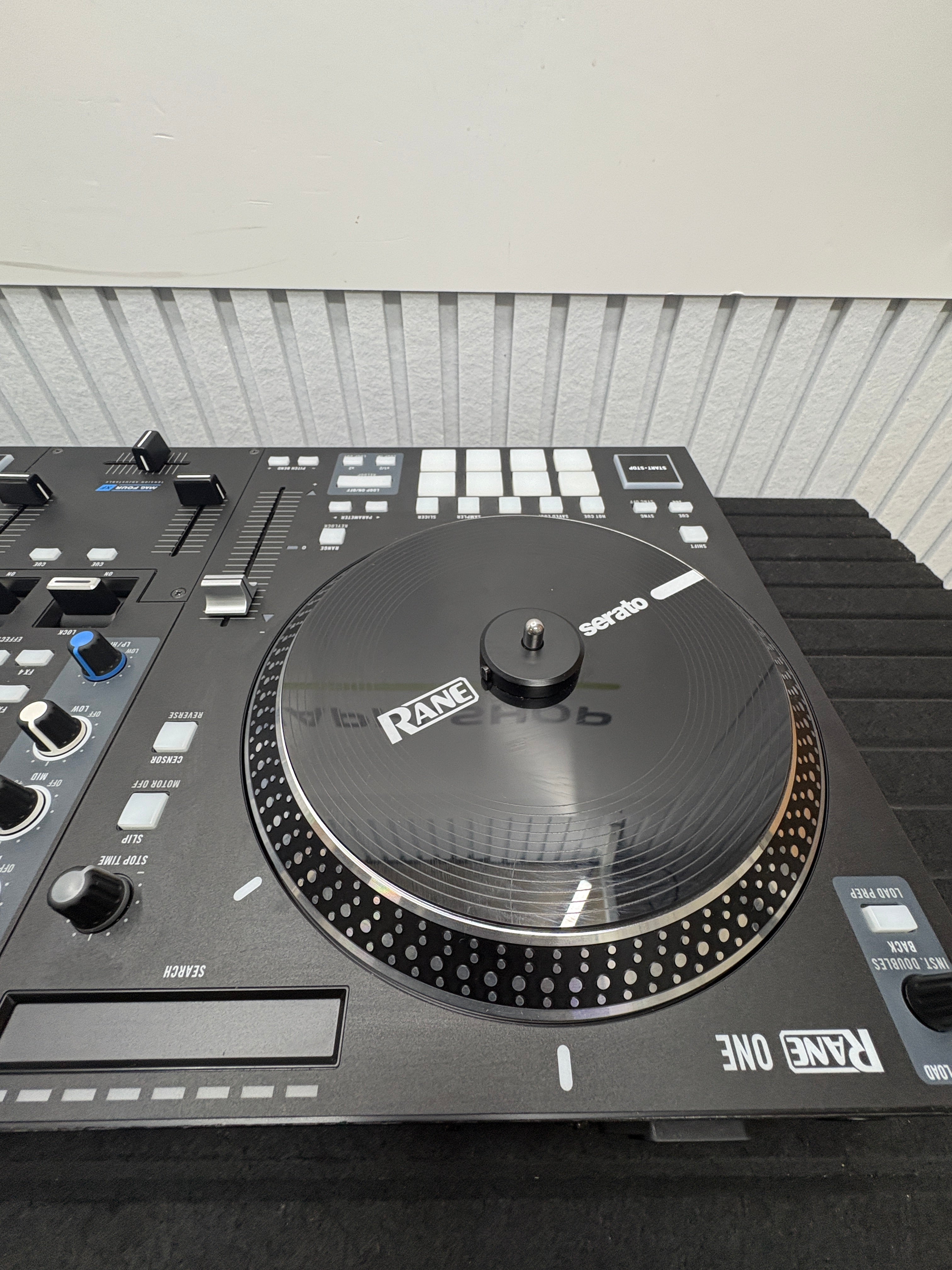 RANE ONE, DJ-Controller für Serato DJ