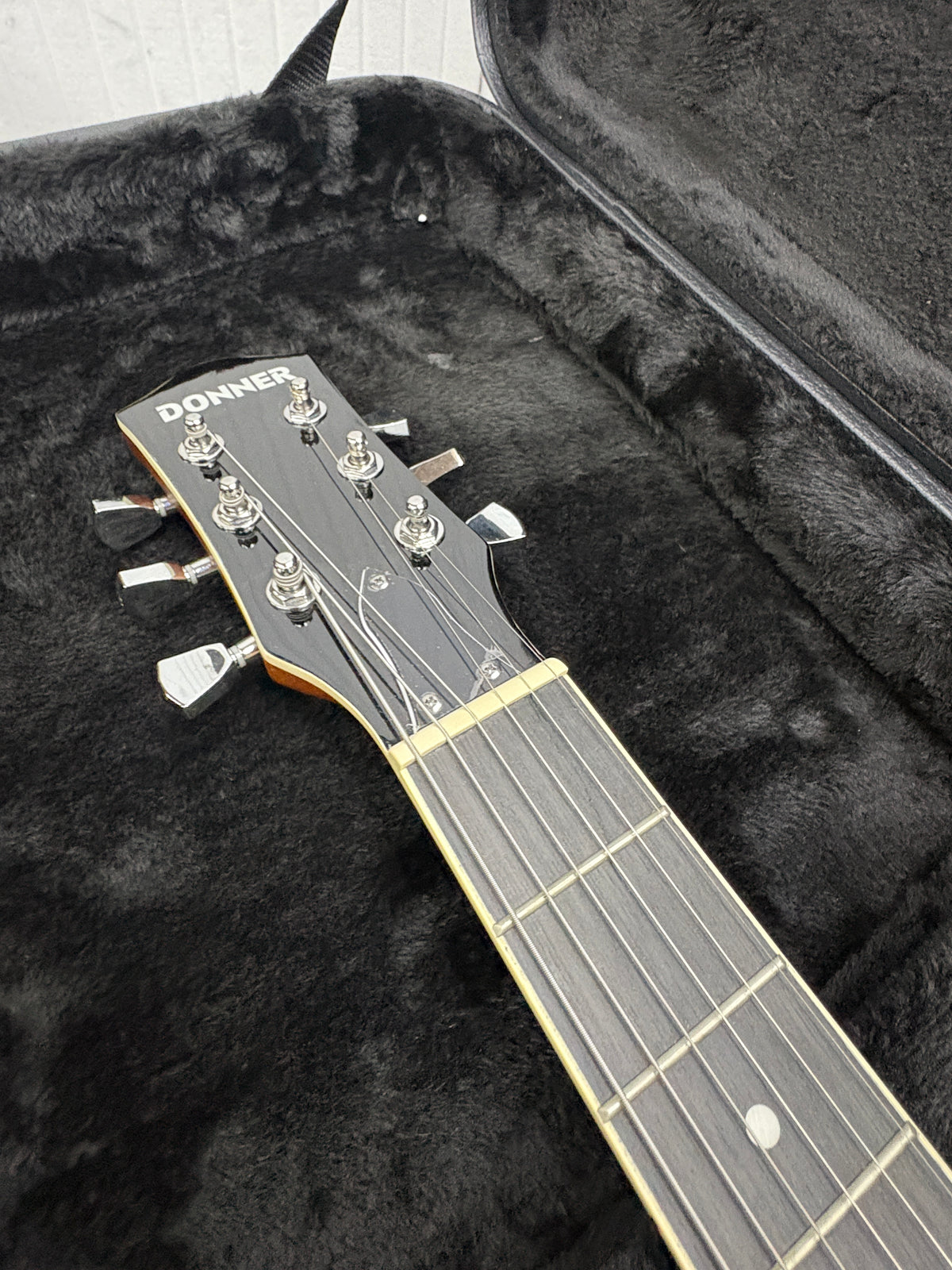 Donner DLP-124S E-Gitarre Sunburst inkl. Gator Hartschalenkoffer