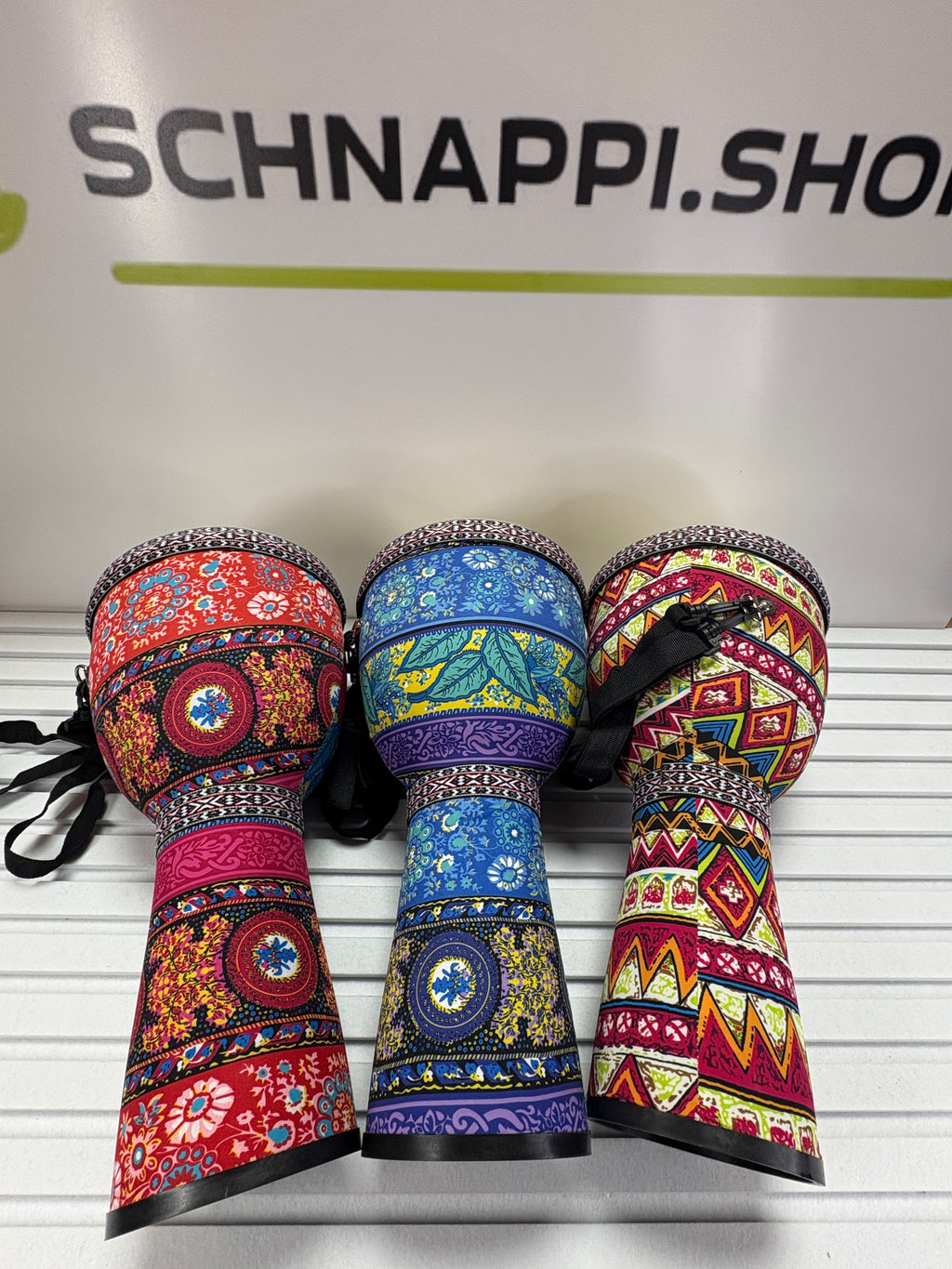 Farbfrohe Djembe Trommel mit Tragegurt