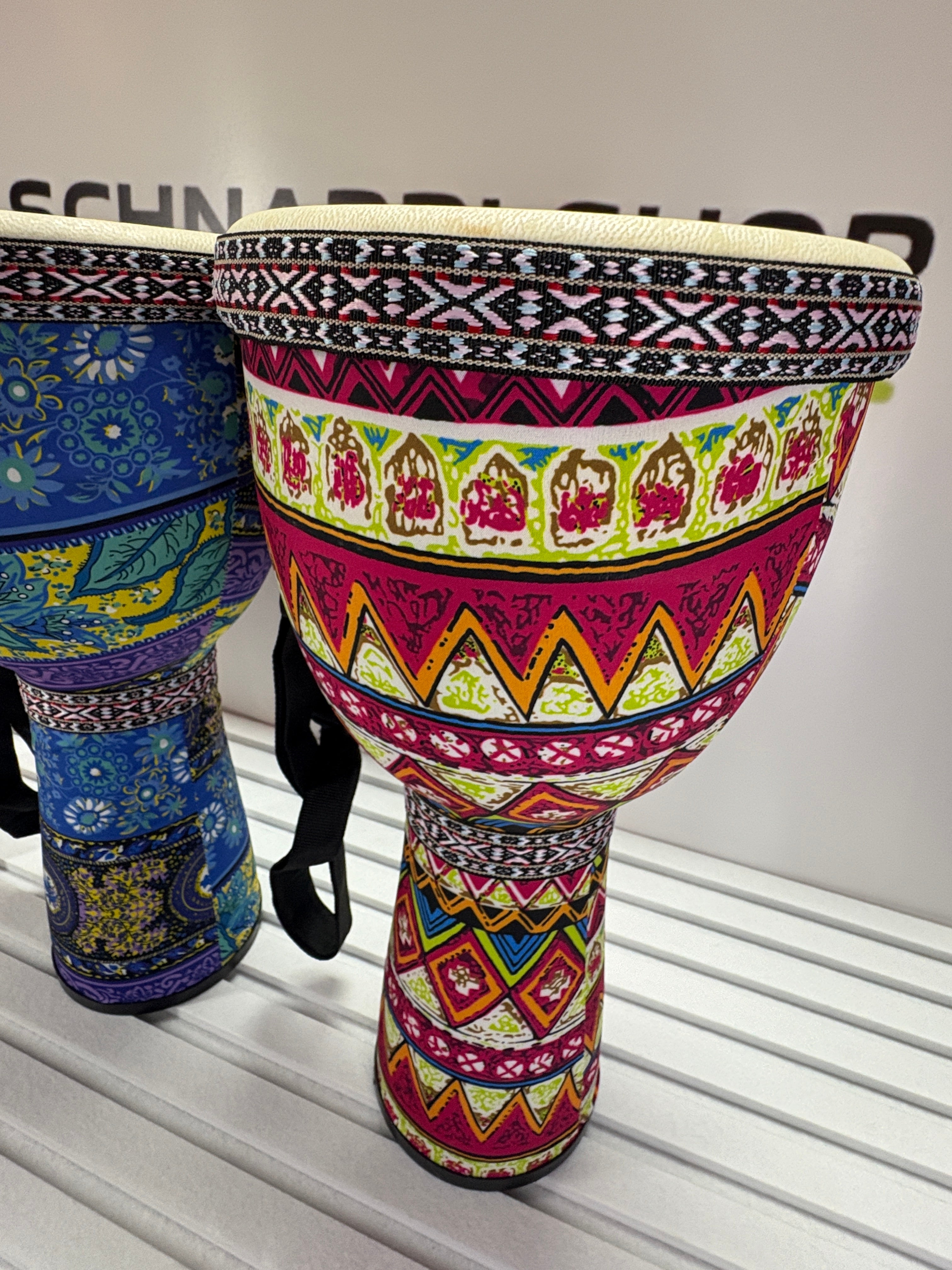 Farbfrohe Djembe Trommel mit Tragegurt