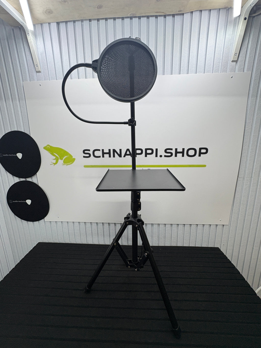 Mikrofonständer mit Popfilter und Ablager