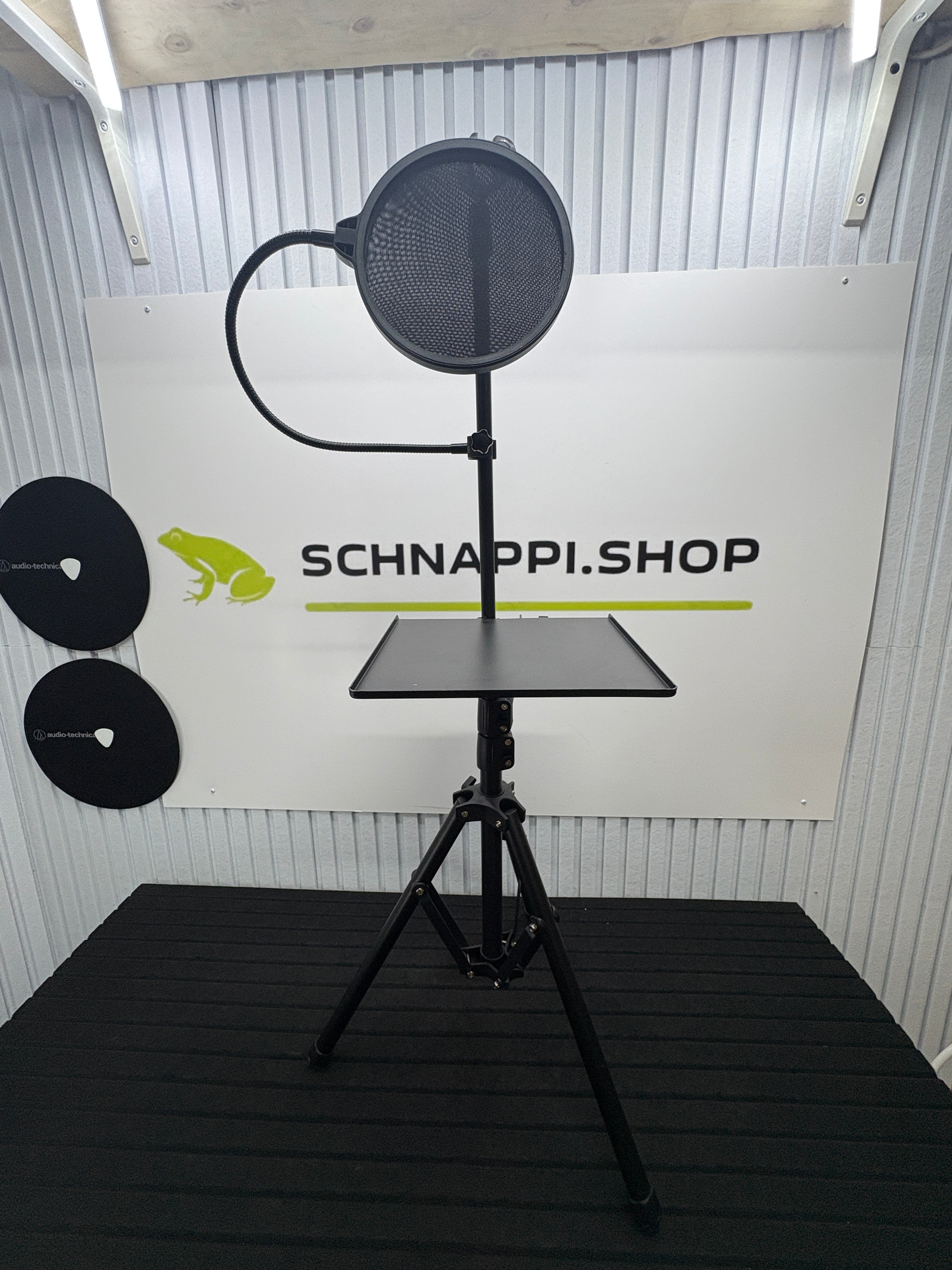 Mikrofonständer mit Popfilter und Ablager