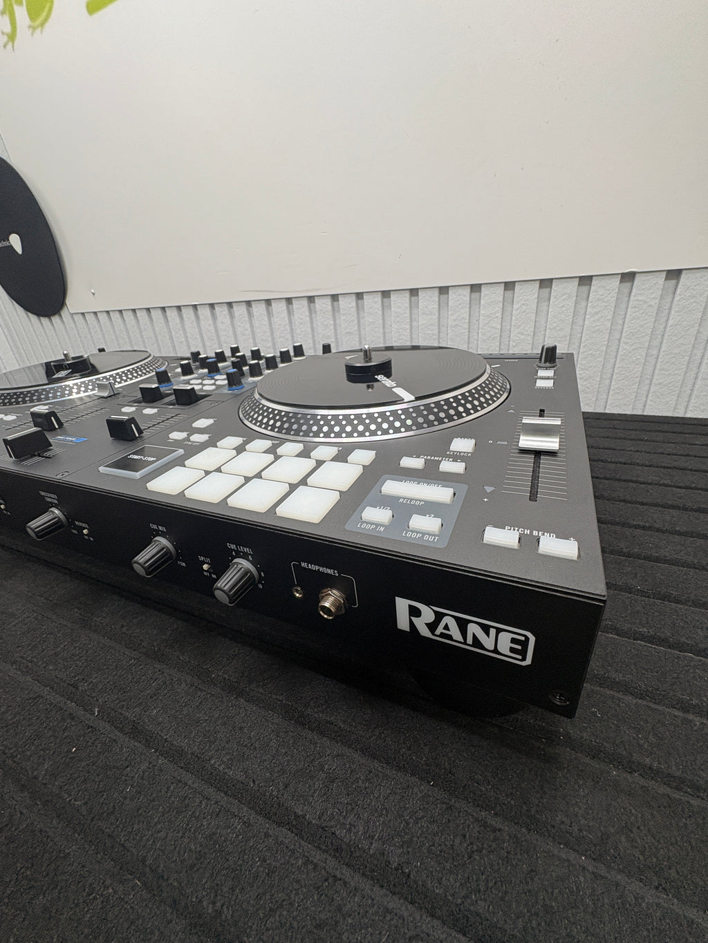 RANE ONE, DJ-Controller für Serato DJ