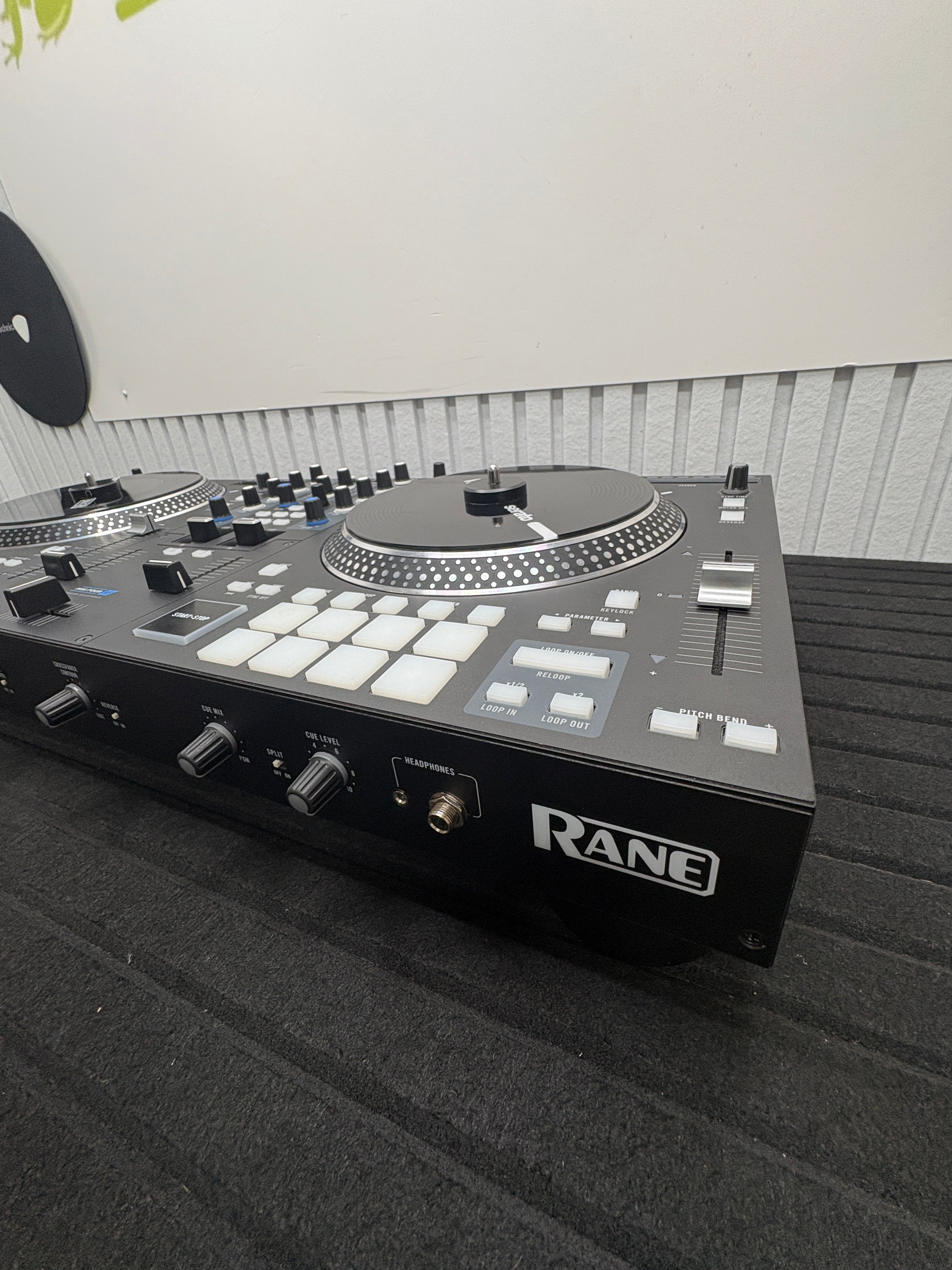 RANE ONE, DJ-Controller für Serato DJ