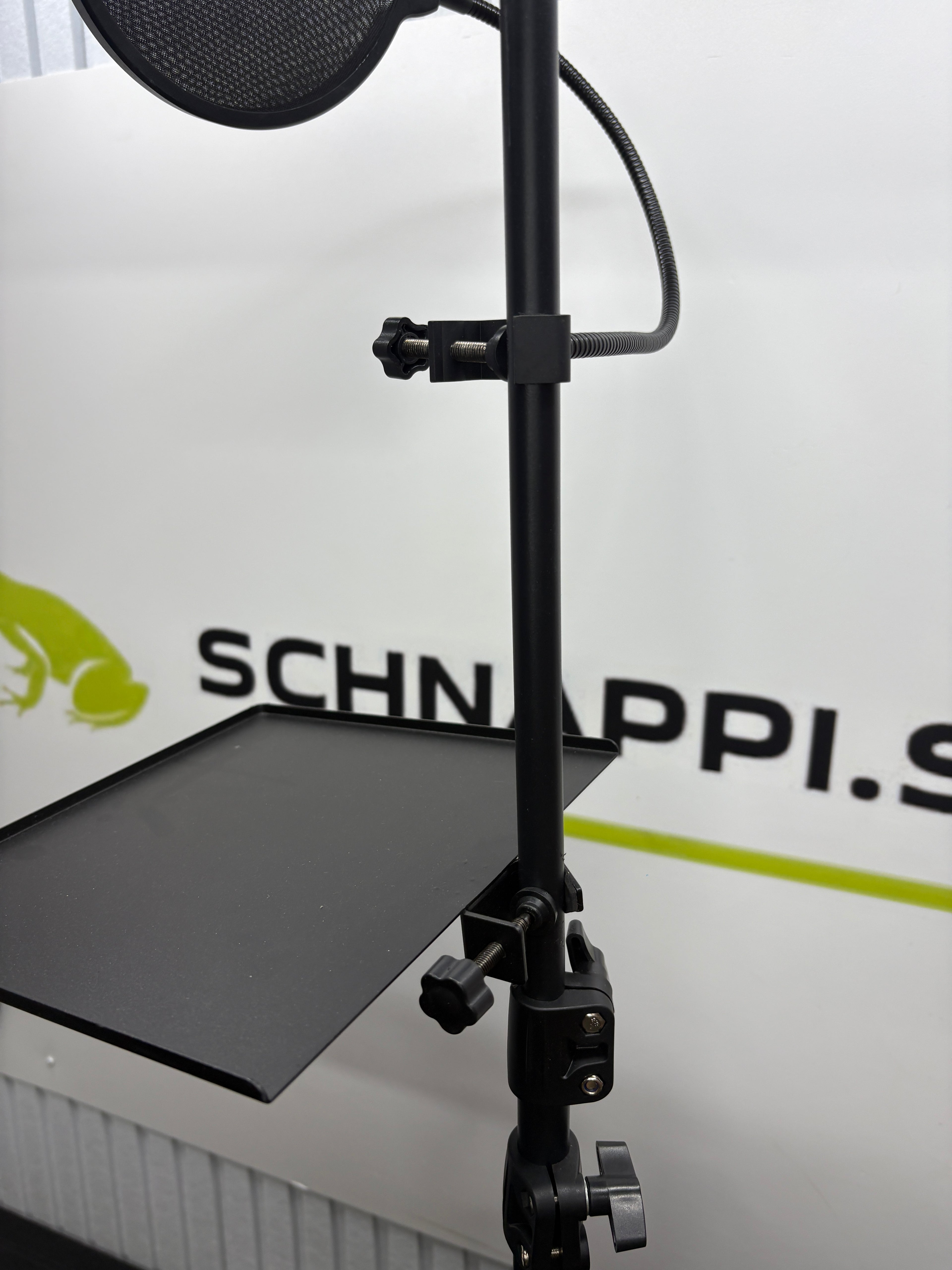 Mikrofonständer mit Popfilter und Ablager