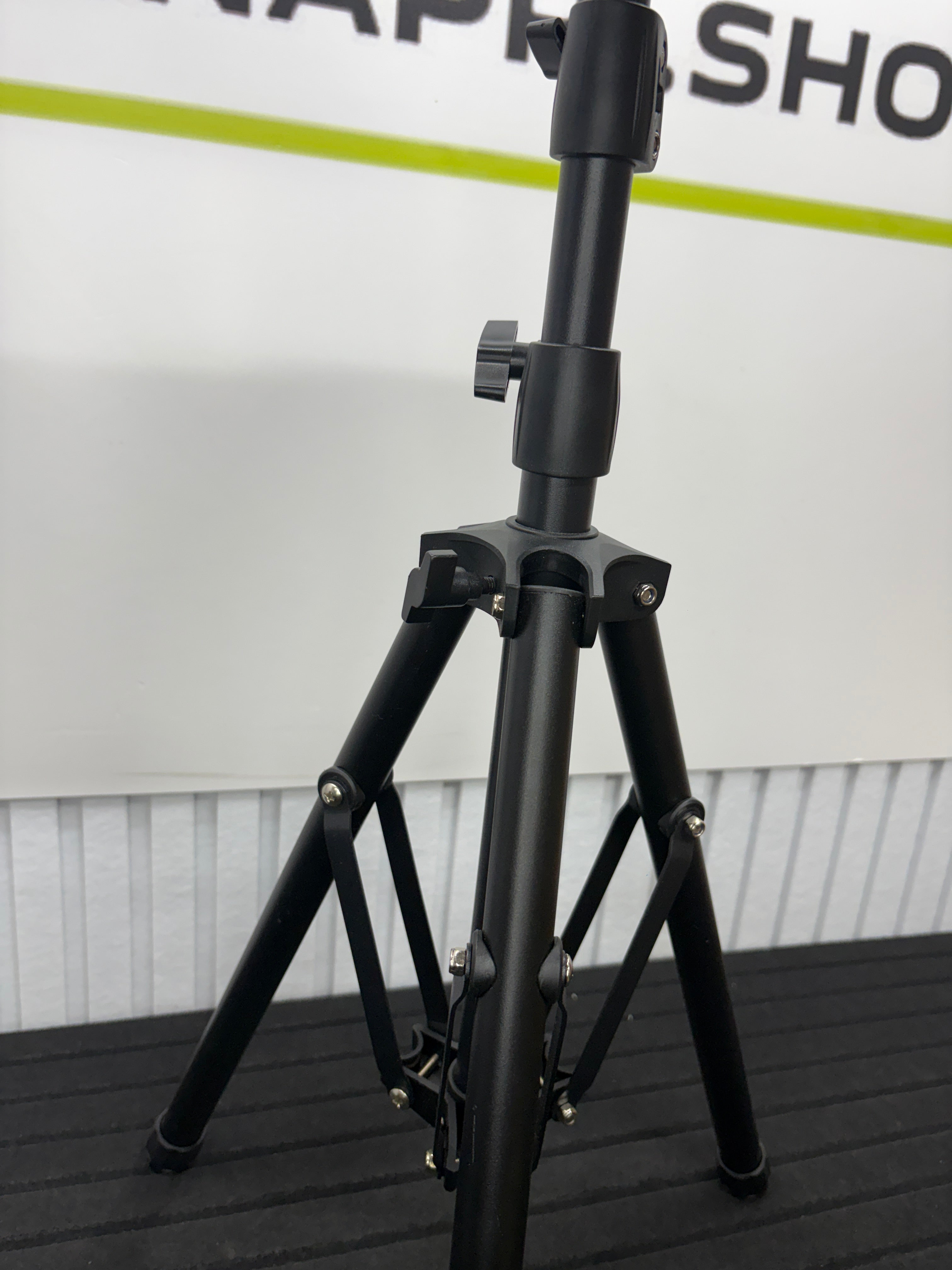 Mikrofonständer mit Popfilter und Ablager