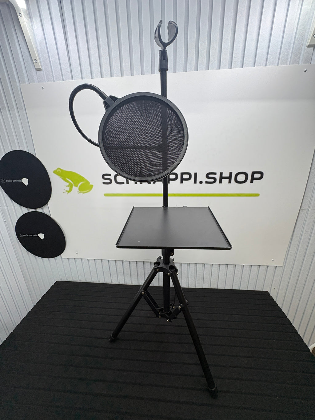 Mikrofonständer mit Popfilter und Ablager