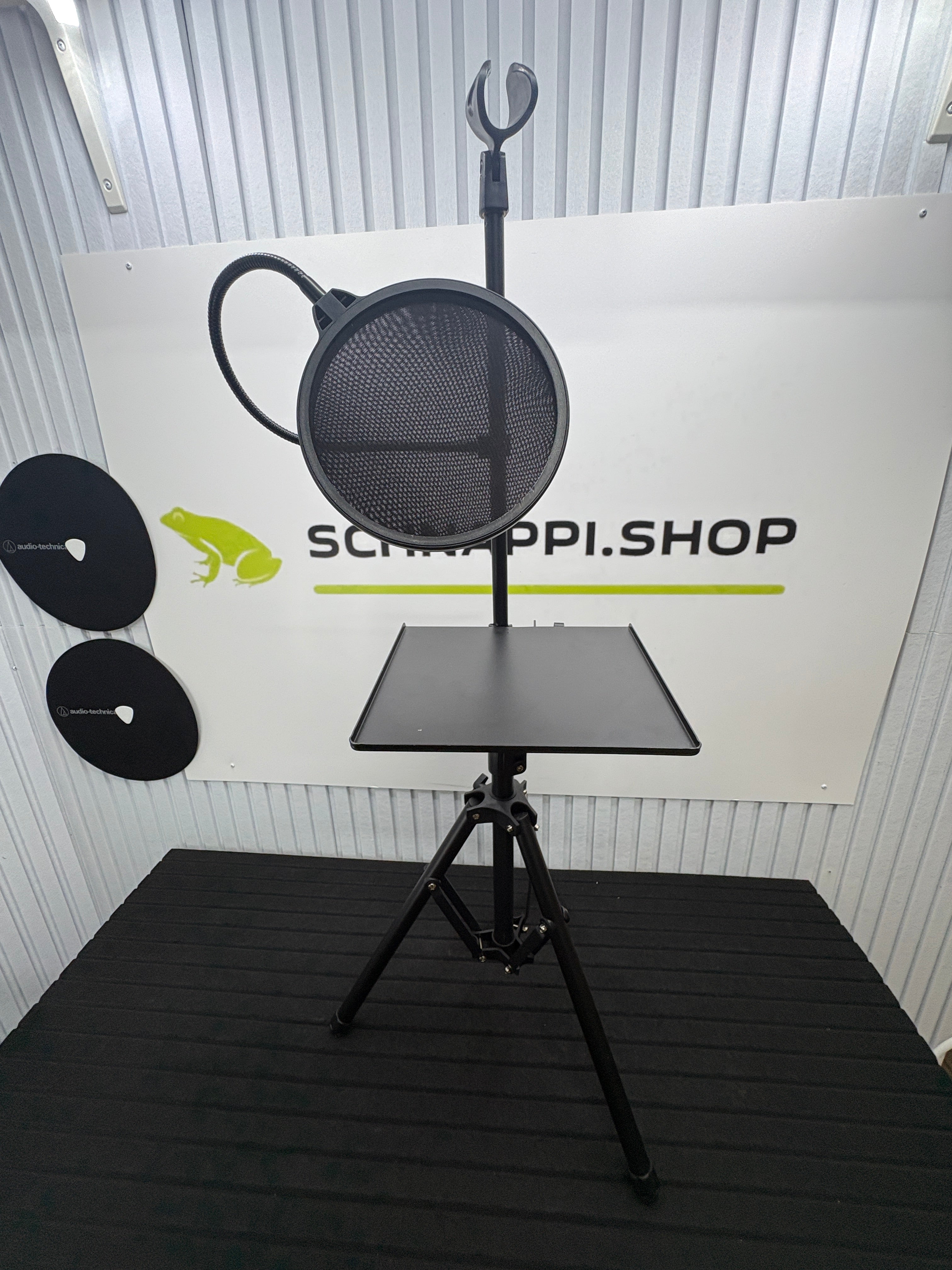 Mikrofonständer mit Popfilter und Ablager