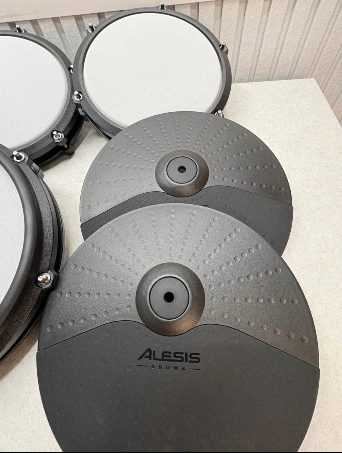 Alesis Nitro Max Kit Elektronische Schlagzeug mit Quiet Mesh Pads, 10" Dual Zone Snare, Bluetooth