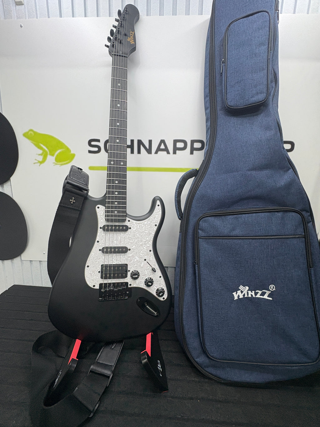WINZZ HSS E-Gitarre 4/4 Full Size Schwarz inkl. Tasche