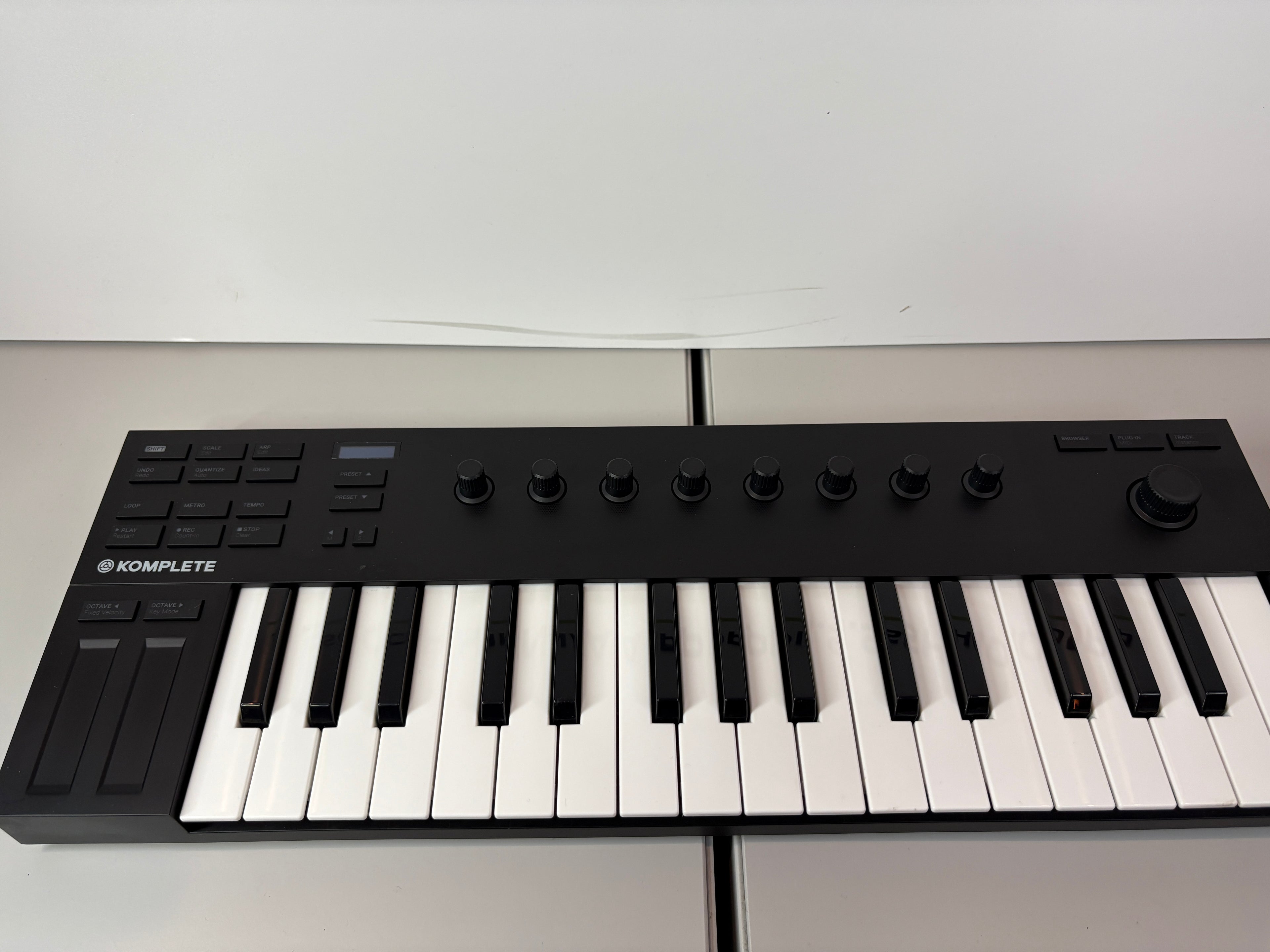 Native Instruments 26154 USB MIDI Controller