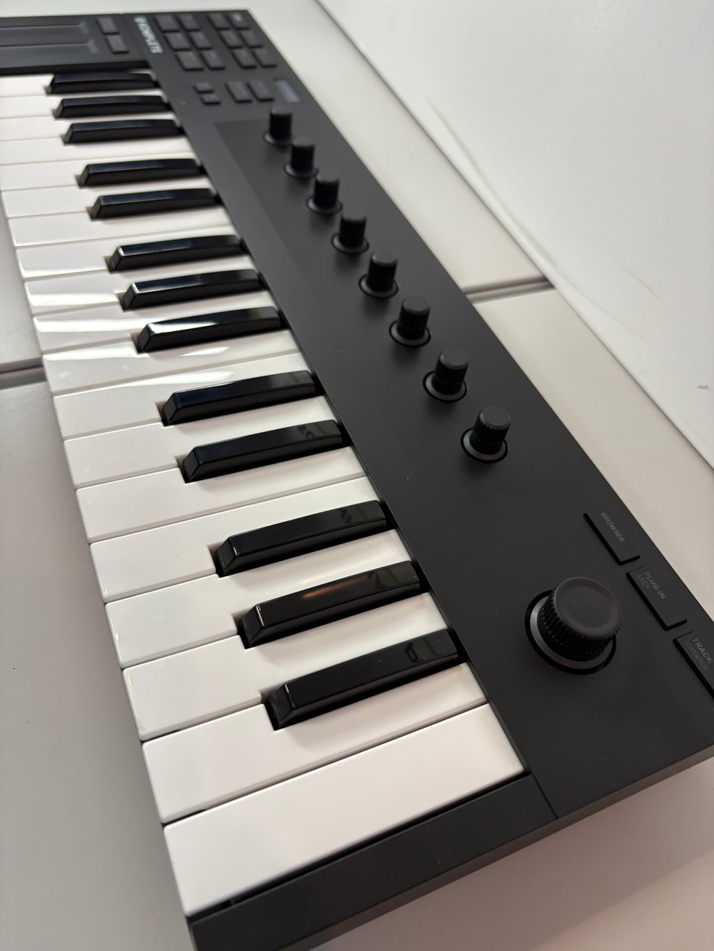 Native Instruments 26154 USB MIDI Controller