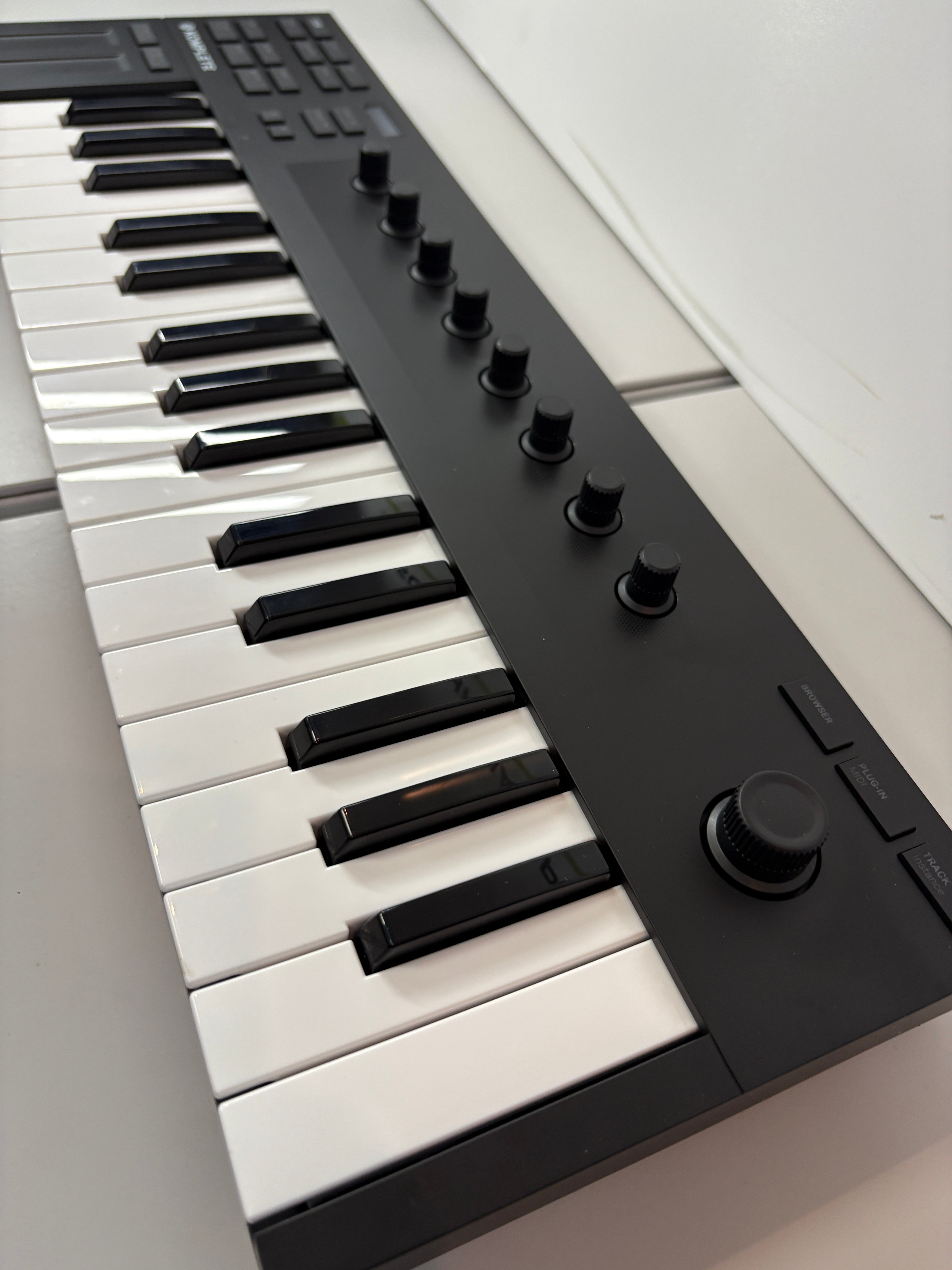 Native Instruments 26154 USB MIDI Controller