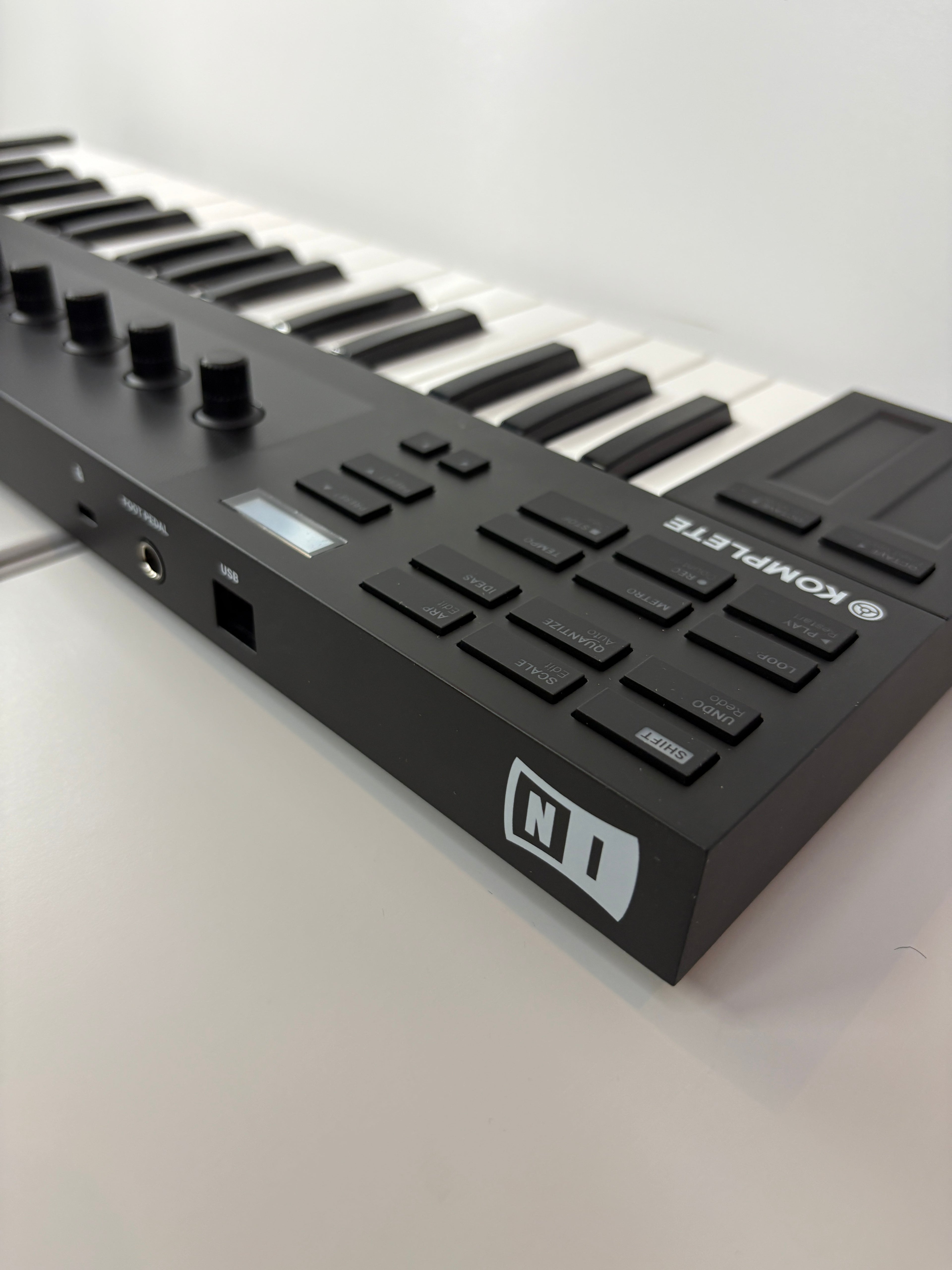 Native Instruments 26154 USB MIDI Controller