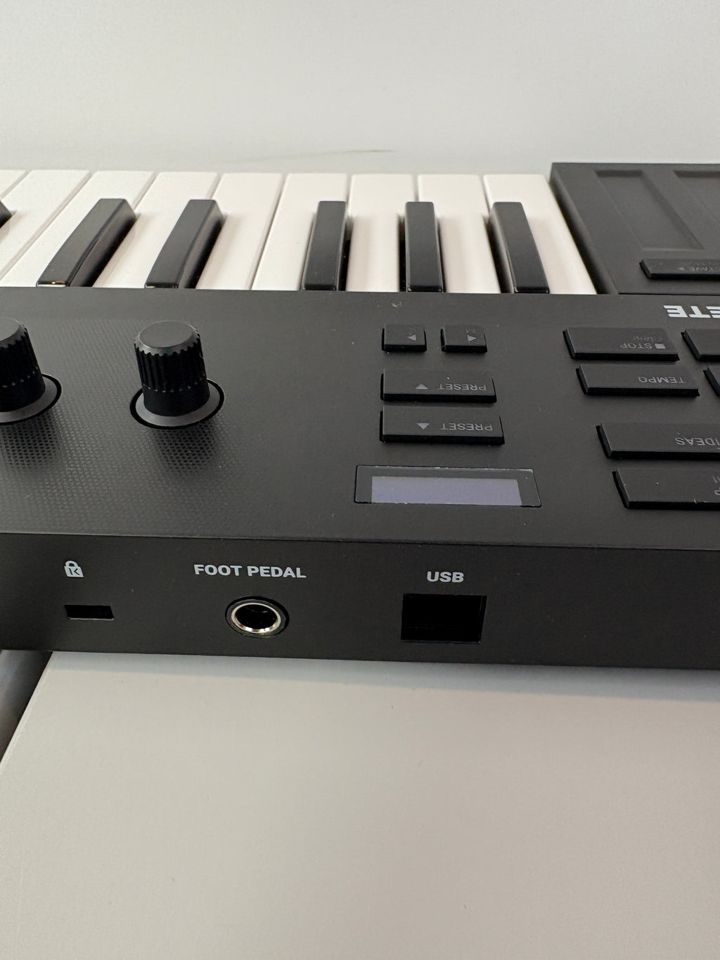 Native Instruments 26154 USB MIDI Controller