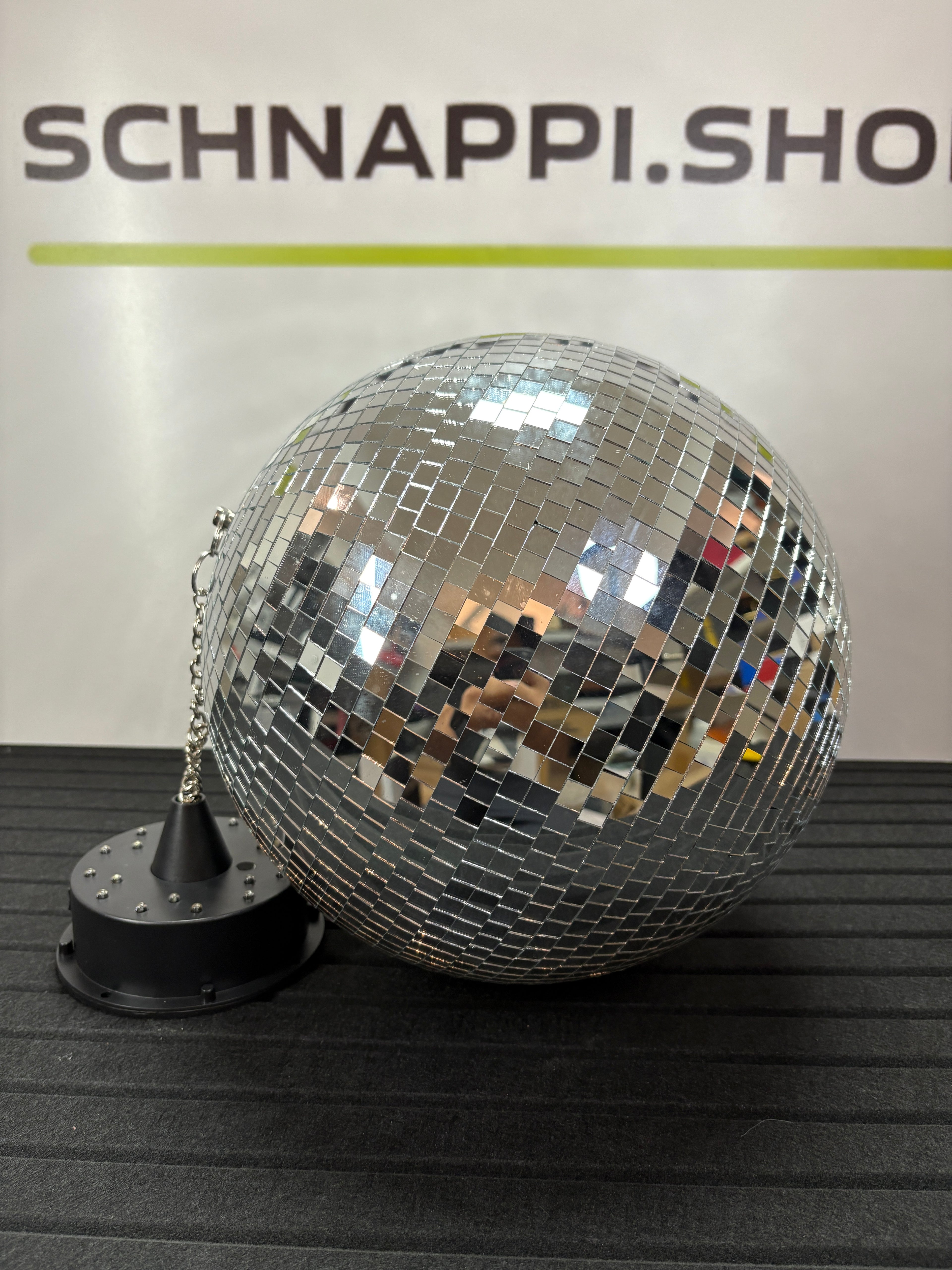 30cm Disko Kugel mit 18 LED Sockel und 20cm Kette