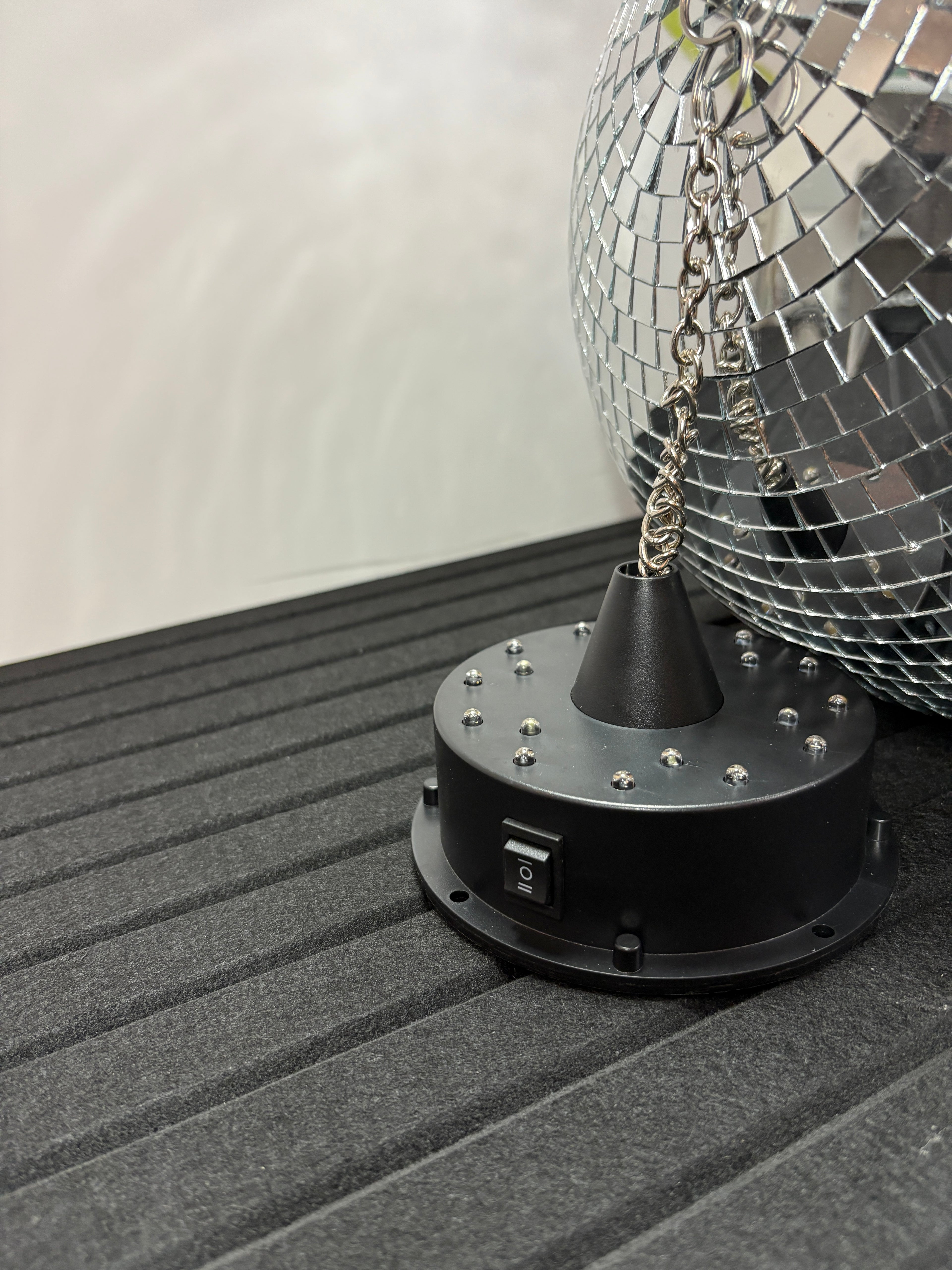 30cm Disko Kugel mit 18 LED Sockel und 20cm Kette