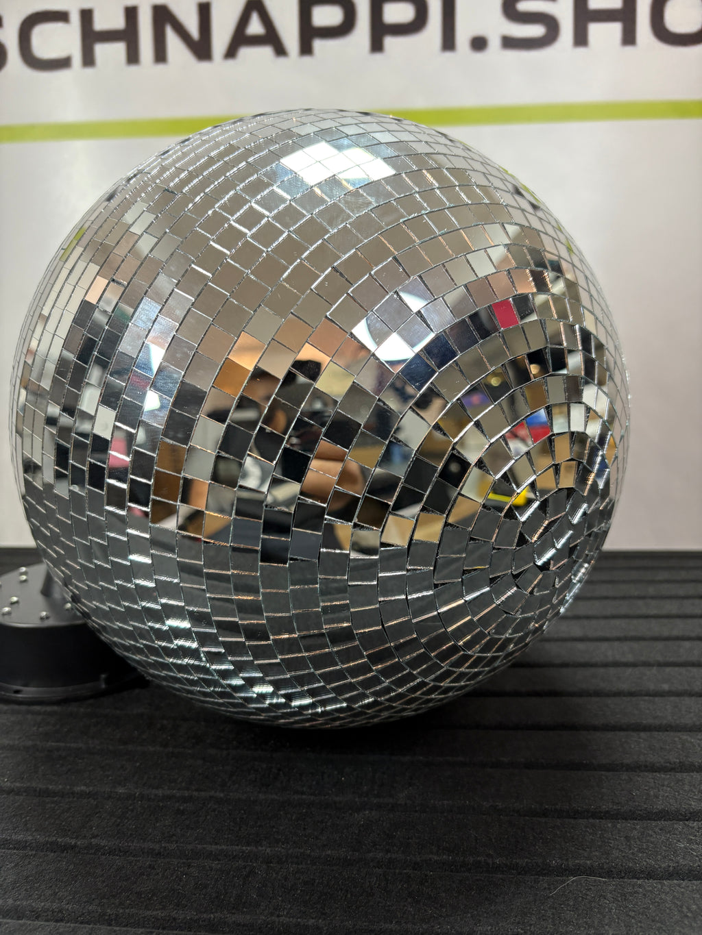 30cm Disko Kugel mit 18 LED Sockel und 20cm Kette