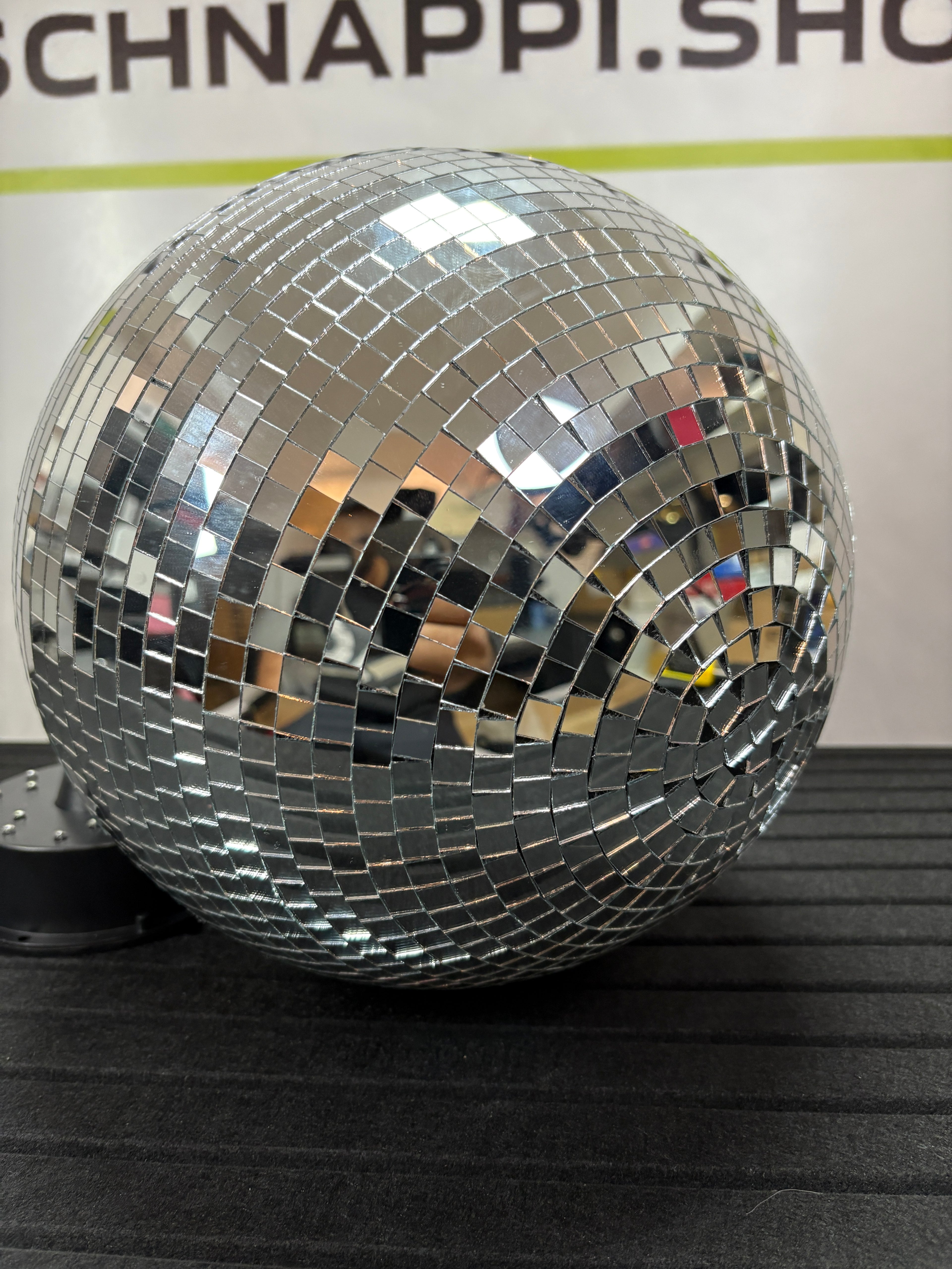 30cm Disko Kugel mit 18 LED Sockel und 20cm Kette