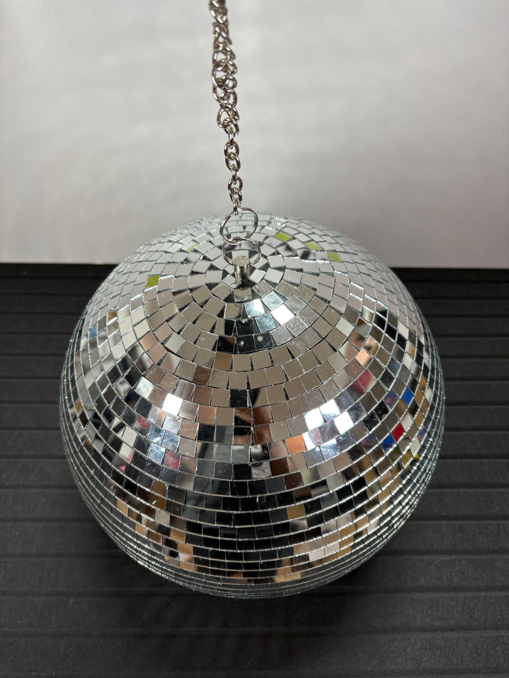 30cm Disko Kugel mit 18 LED Sockel und 20cm Kette