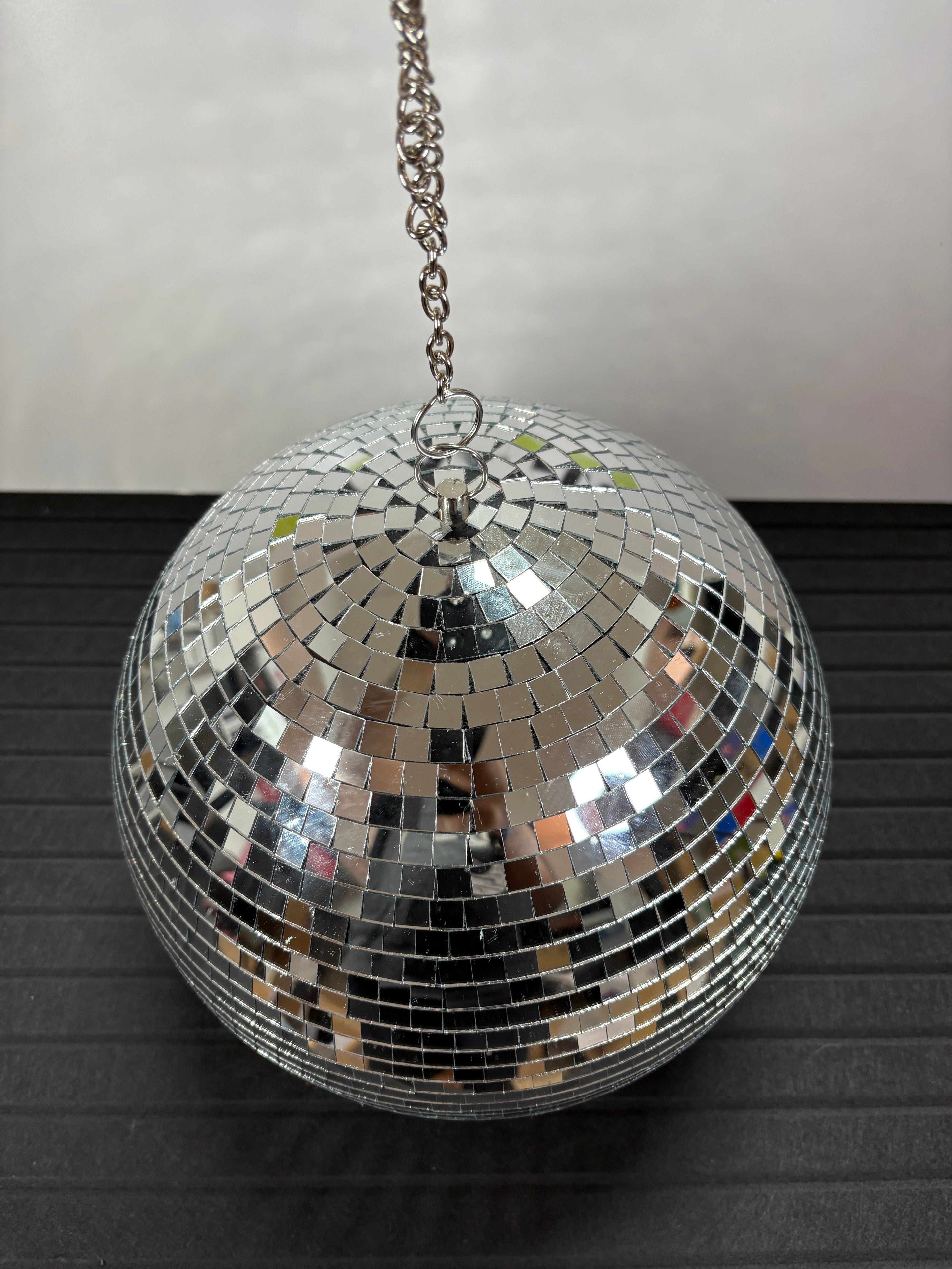 30cm Disko Kugel mit 18 LED Sockel und 20cm Kette